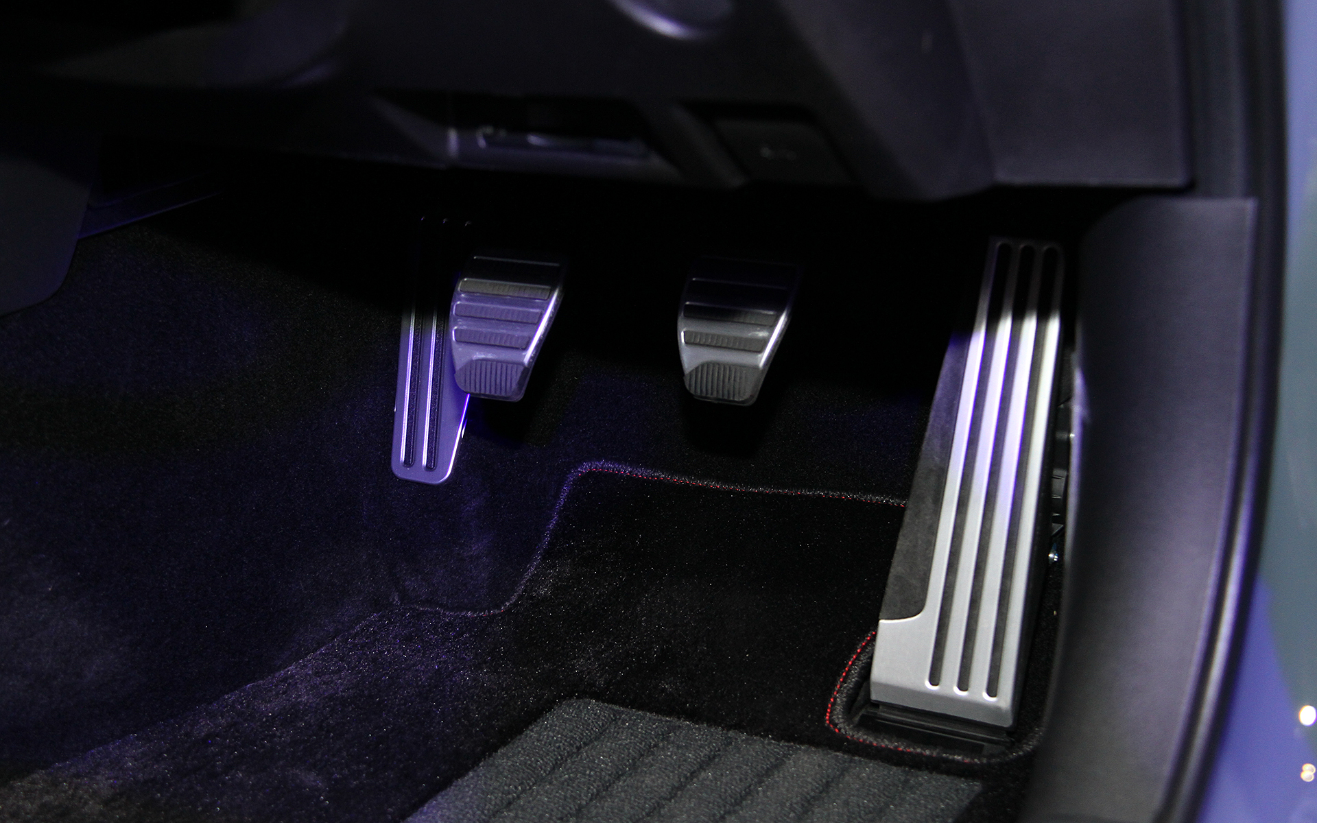 インテリアでは専用レカロスポーツシートなどを装備。待望の6速MTの3ペダル仕様！