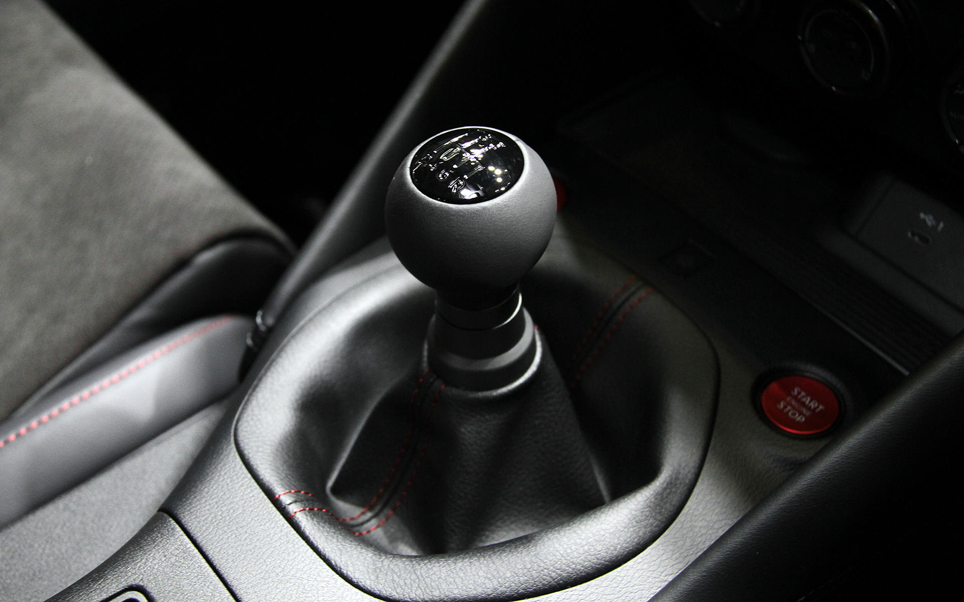 インテリアでは専用レカロスポーツシートなどを装備。待望の6速MTの3ペダル仕様！