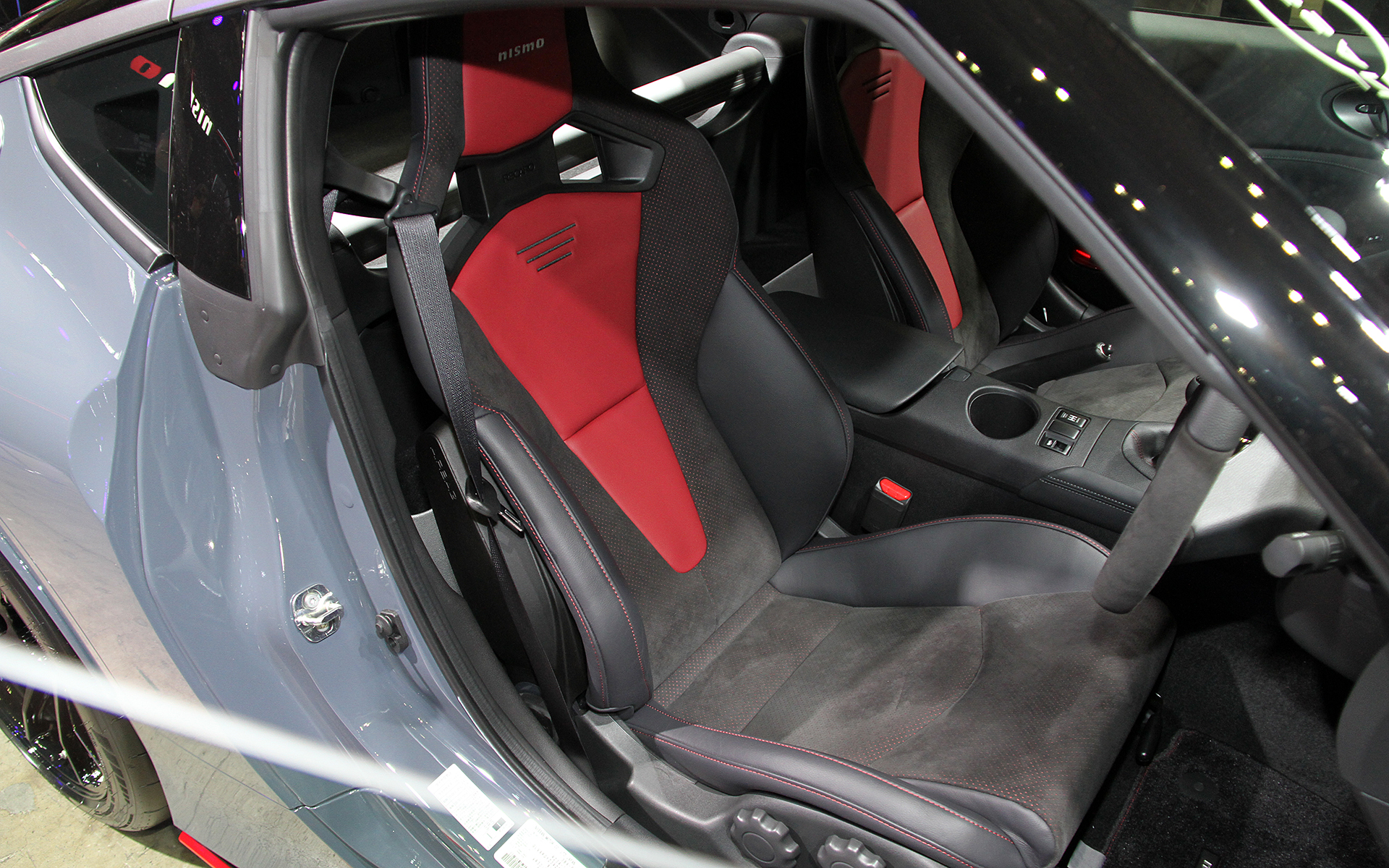 インテリアでは専用レカロスポーツシートなどを装備。待望の6速MTの3ペダル仕様！