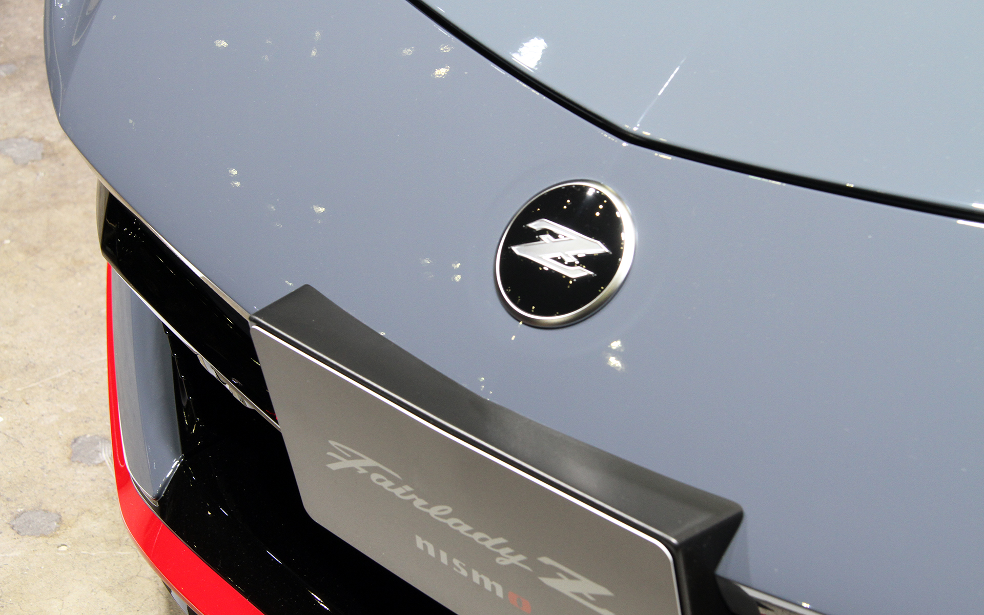 NISMO専用チューニングが行なわれるVR30DDTTエンジンは最高出力309kW（420PS）/6400rpm、最大トルク520Nm（53.0kgfm）/2000-5200rpmを発生。エクステリアではフロントバンパー＆グリル、リアバンパー、サイドシルプロテクター、リアスポイラー、リアLEDフォグランプがNISMO専用