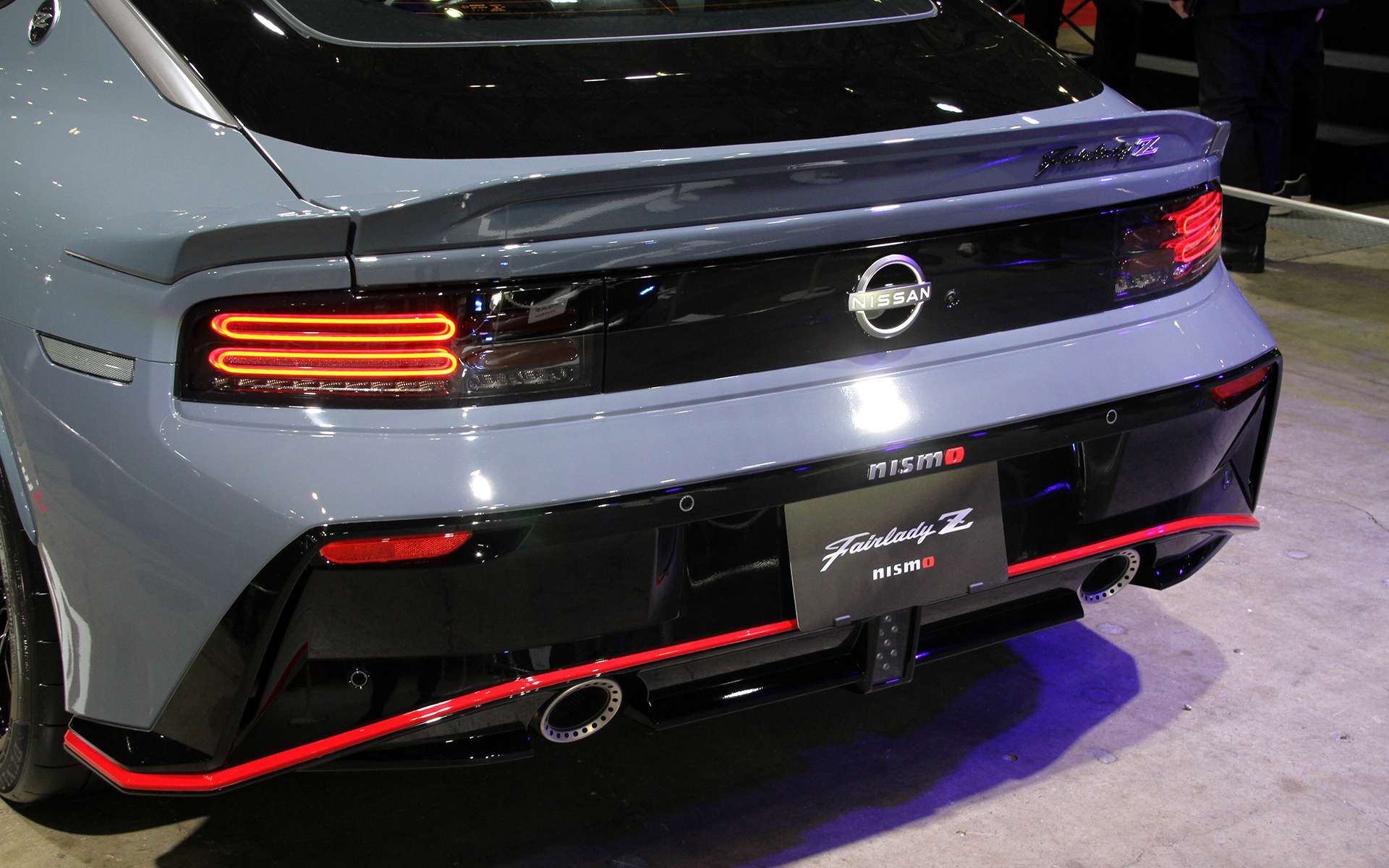 NISMO専用チューニングが行なわれるVR30DDTTエンジンは最高出力309kW（420PS）/6400rpm、最大トルク520Nm（53.0kgfm）/2000-5200rpmを発生。エクステリアではフロントバンパー＆グリル、リアバンパー、サイドシルプロテクター、リアスポイラー、リアLEDフォグランプがNISMO専用