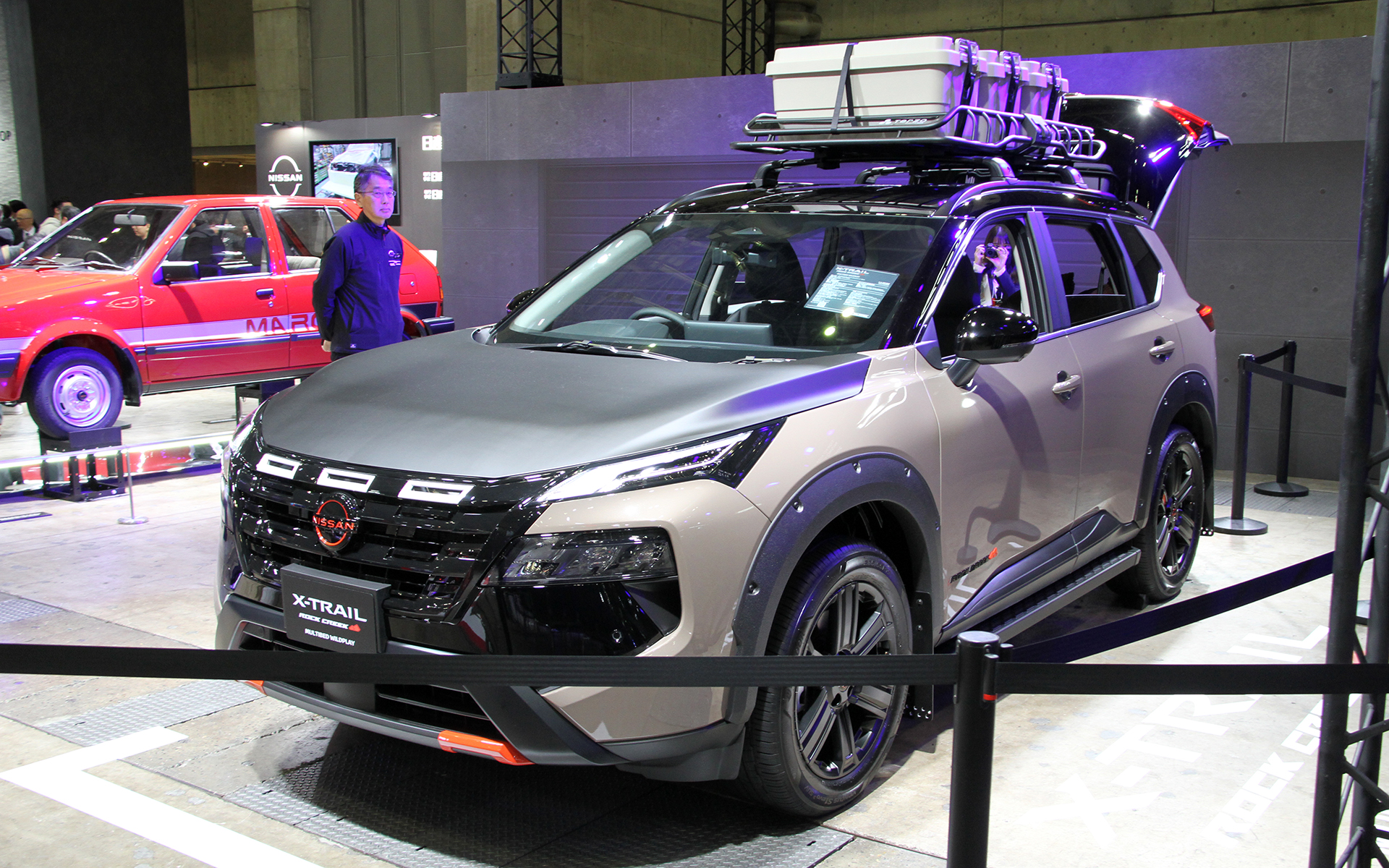 エクストレイルの新グレード「ROCK CREEK（ロッククリーク）」をベースにした車中泊仕様車「ROCK CREEK マルチベッド」。「SOTOASOBIパッケージ」「ROCK CREEK ペーシックプラス」「OUTDOOR パッケージ」「ルーフキャリアパッケージ」といった、アウトドアシーンに映えるデザインと機能を両立するアクセサリーパッケージを装着