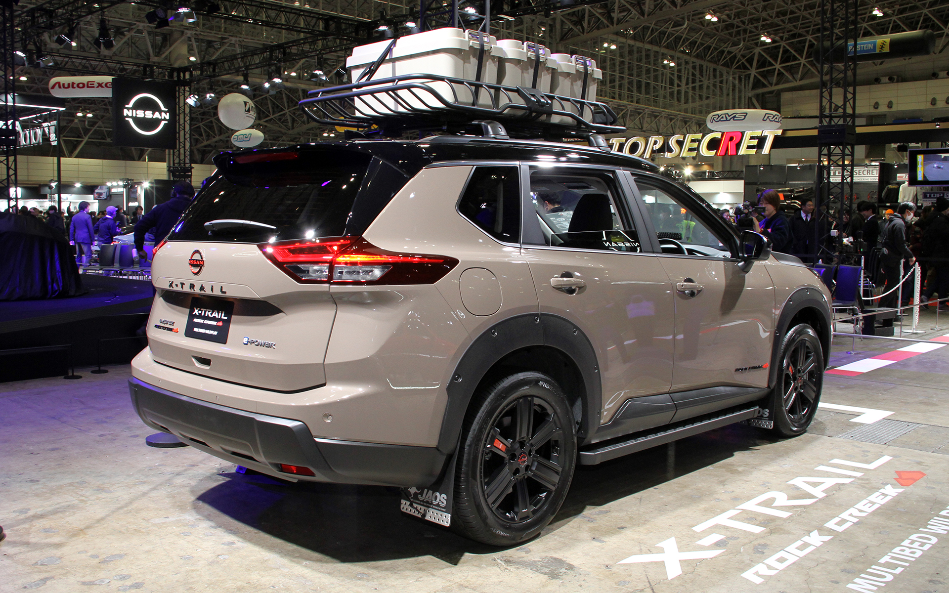 エクストレイルの新グレード「ROCK CREEK（ロッククリーク）」をベースにした車中泊仕様車「ROCK CREEK マルチベッド」。「SOTOASOBIパッケージ」「ROCK CREEK ペーシックプラス」「OUTDOOR パッケージ」「ルーフキャリアパッケージ」といった、アウトドアシーンに映えるデザインと機能を両立するアクセサリーパッケージを装着