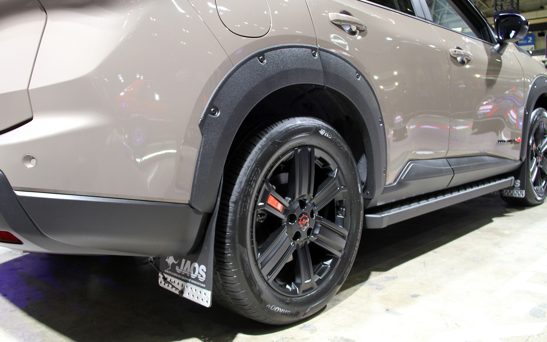 エクストレイルの新グレード「ROCK CREEK（ロッククリーク）」をベースにした車中泊仕様車「ROCK CREEK マルチベッド」。「SOTOASOBIパッケージ」「ROCK CREEK ペーシックプラス」「OUTDOOR パッケージ」「ルーフキャリアパッケージ」といった、アウトドアシーンに映えるデザインと機能を両立するアクセサリーパッケージを装着