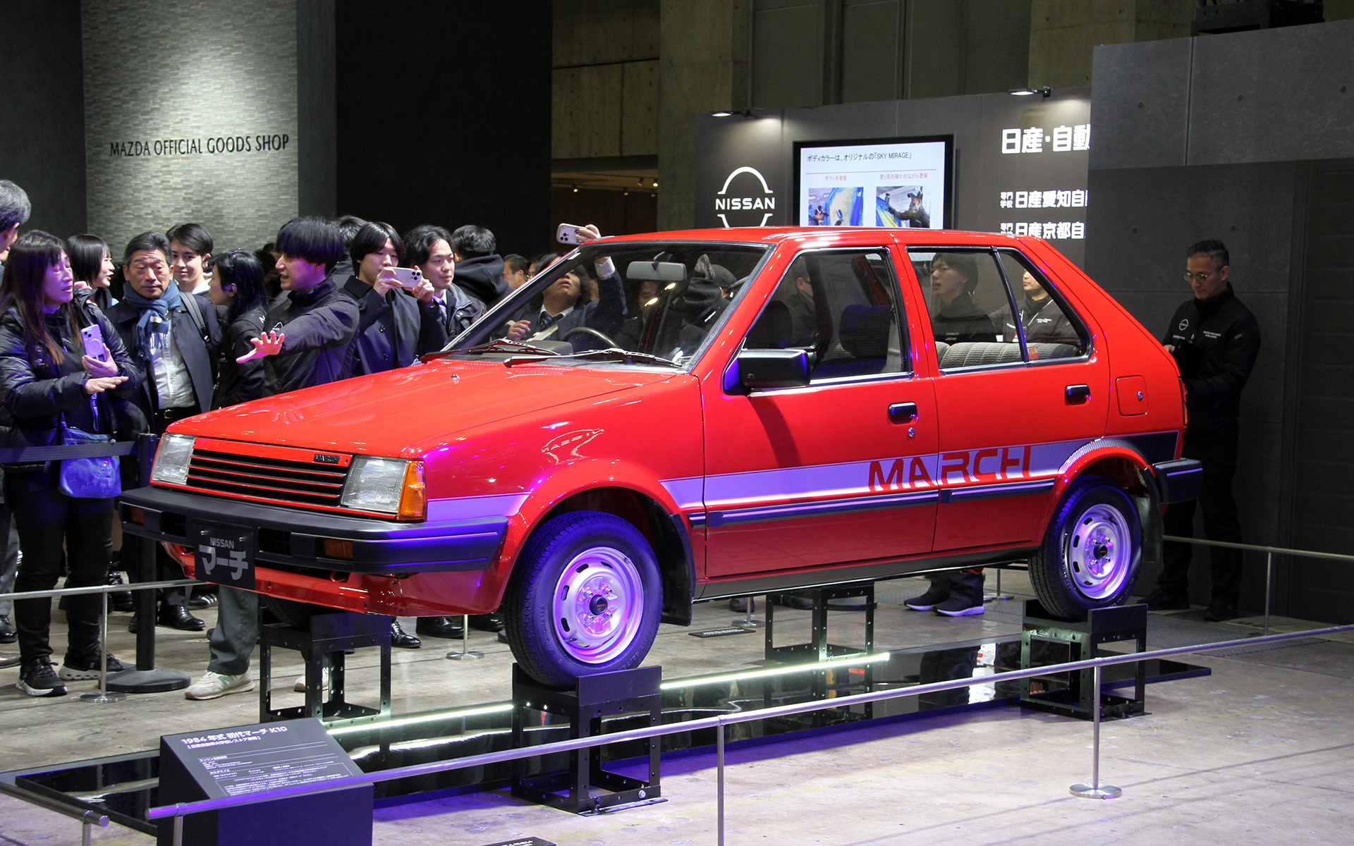 近藤真彦氏（マッチ）がTVCMキャラクターを務めた初代マーチ「マッチのマーチ」（K10）。氏が最近購入した車両であり、「本当はMT車がよかったなー」というつぶやきに対し、全国に5校（栃木・横浜・愛知・京都・愛媛）ある日産自動車大学校の学生たちがMT換装を実施。同学校の生徒によるリレー形式の整備により、ミッション換装にとどまらず外観のリフレッシュまで手が施されたという