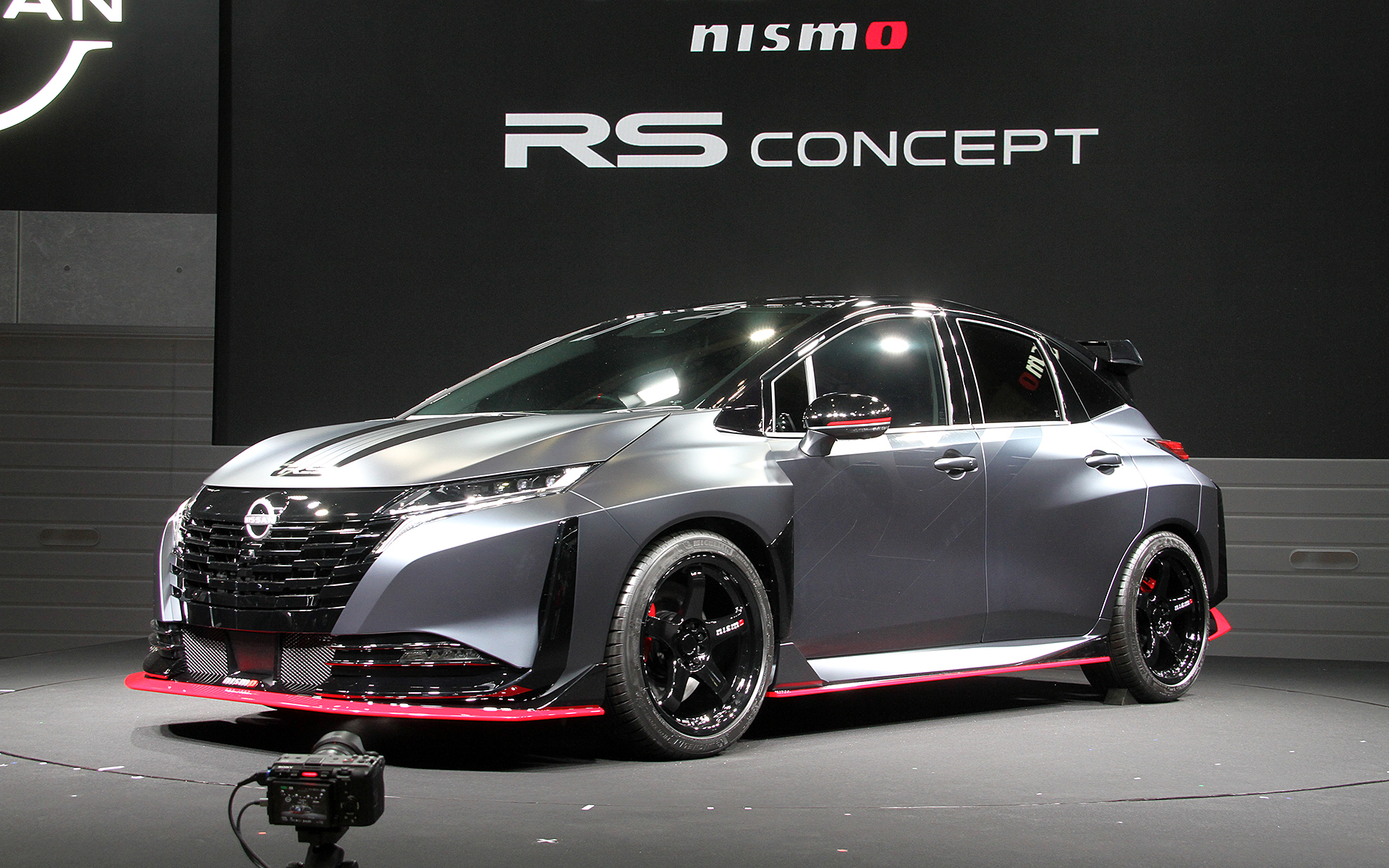 ベース車からいかつさが格段に増した「AURA NISMO RS Concept」。ボディサイズは4260×1880×1485mm（全長×全幅×全高）で、ノート オーラ NISMOから140mm長く、145mm広く、20mm低いスペック