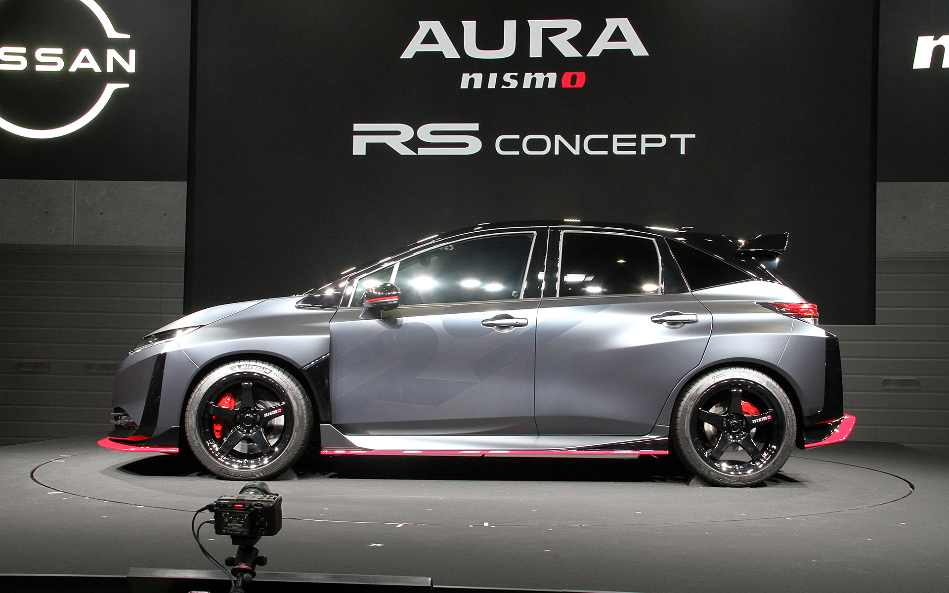 ベース車からいかつさが格段に増した「AURA NISMO RS Concept」。ボディサイズは4260×1880×1485mm（全長×全幅×全高）で、ノート オーラ NISMOから140mm長く、145mm広く、20mm低いスペック