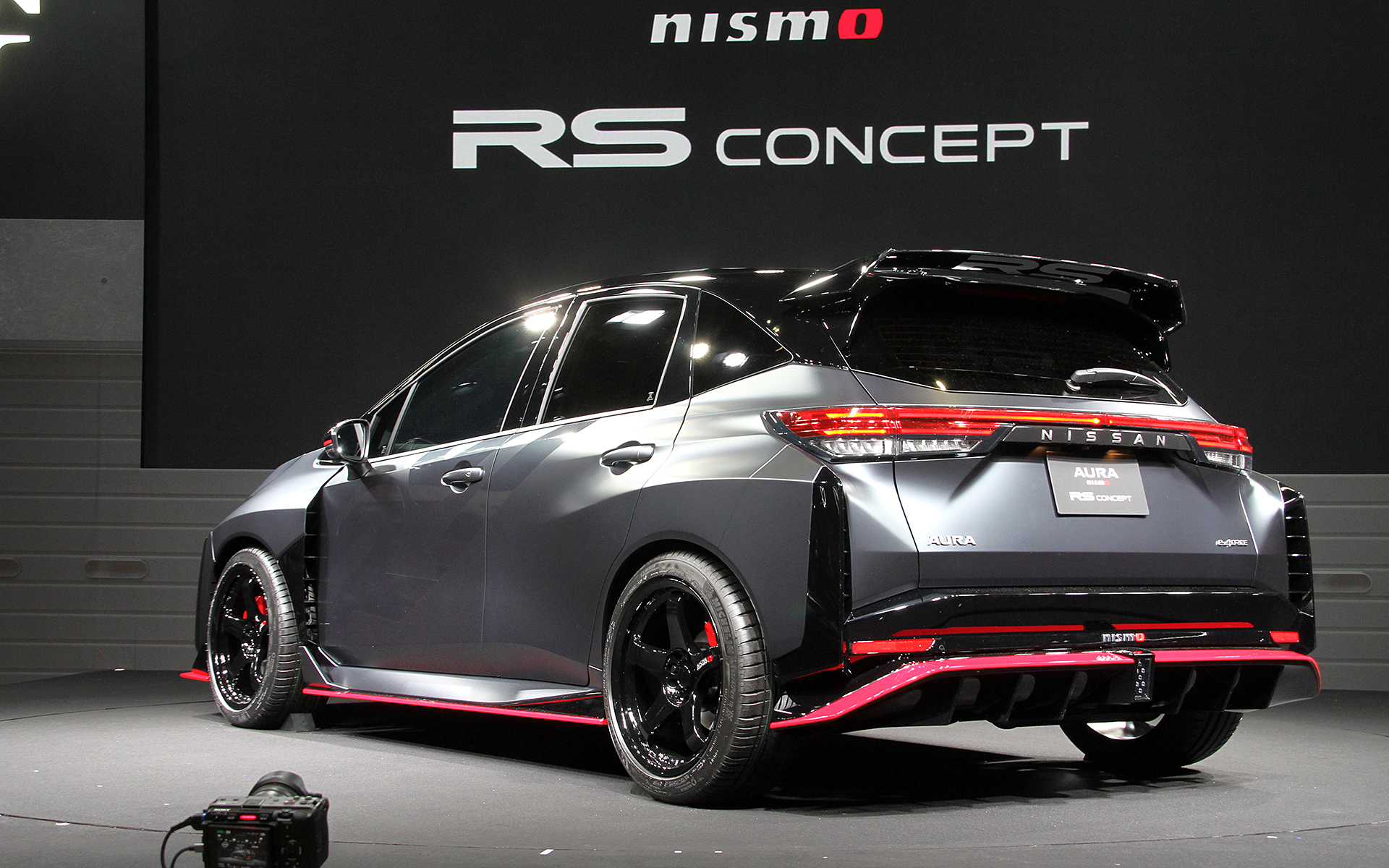 ベース車からいかつさが格段に増した「AURA NISMO RS Concept」。ボディサイズは4260×1880×1485mm（全長×全幅×全高）で、ノート オーラ NISMOから140mm長く、145mm広く、20mm低いスペック