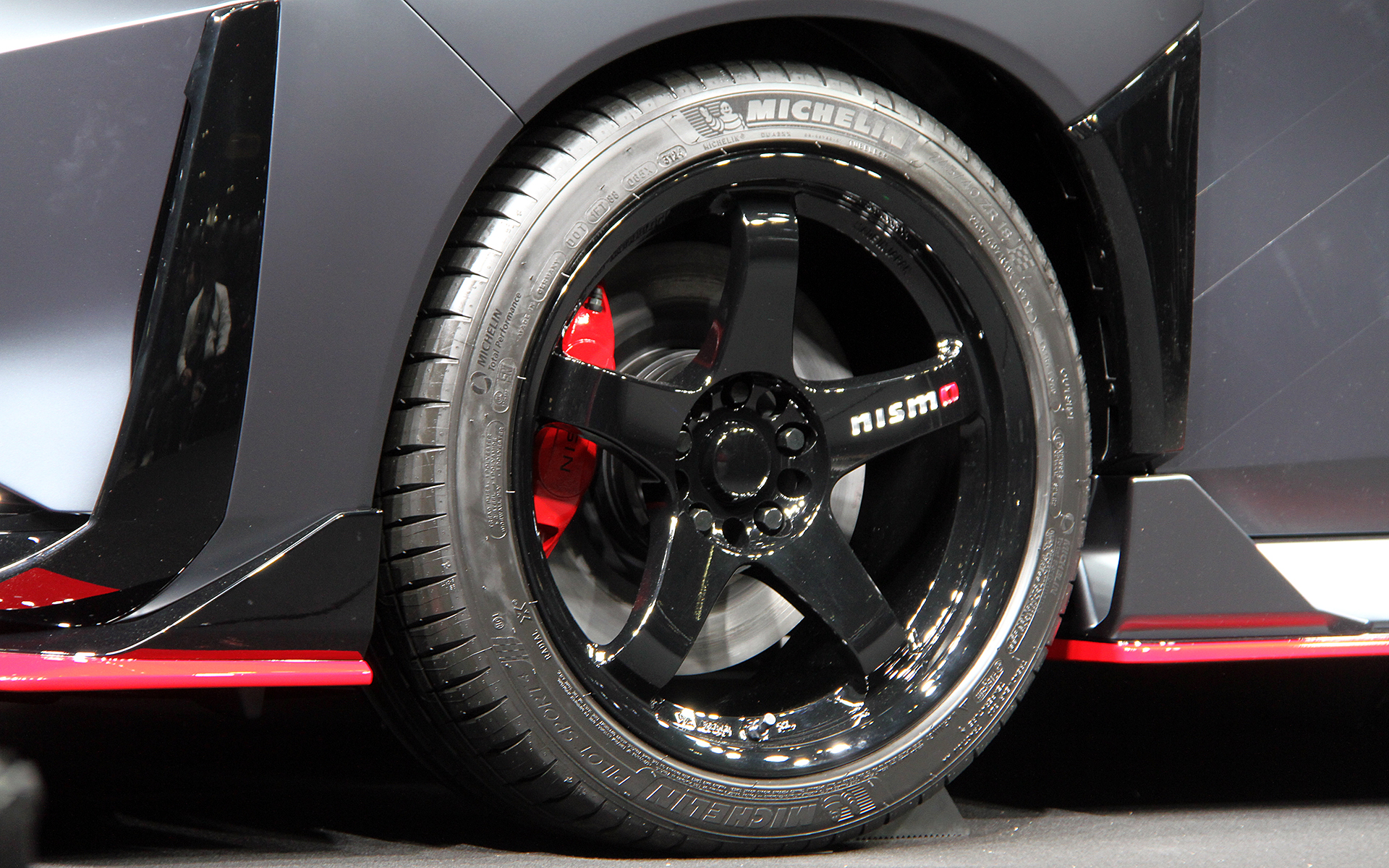 ベース車からいかつさが格段に増した「AURA NISMO RS Concept」。ボディサイズは4260×1880×1485mm（全長×全幅×全高）で、ノート オーラ NISMOから140mm長く、145mm広く、20mm低いスペック