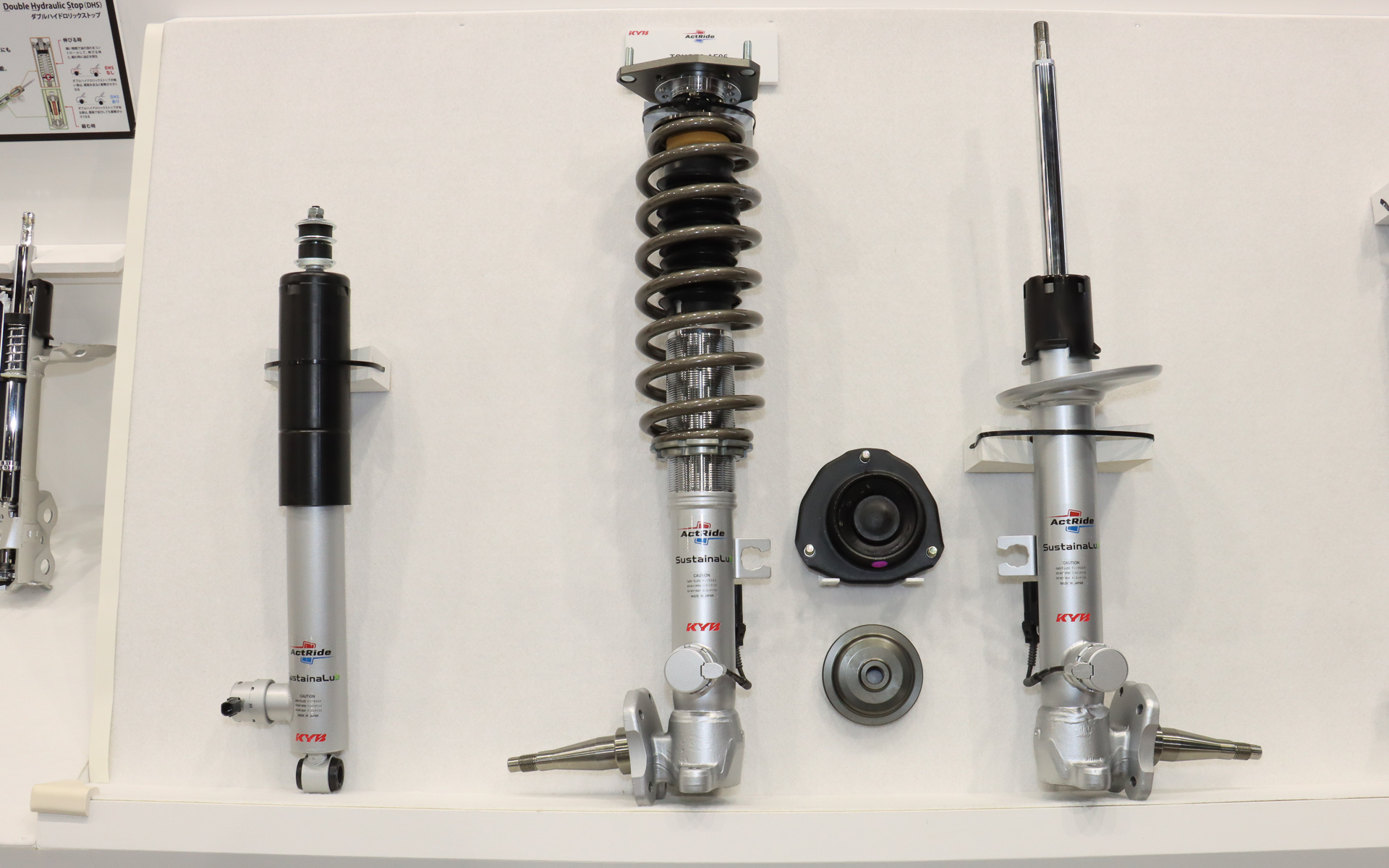 参考出品されたAE86型「カローラ レビン/スプリンター トレノ」対応のActRide製品。中央はフロント用の車高調整式ダンパー、右はフロントの純正形状ダンパー