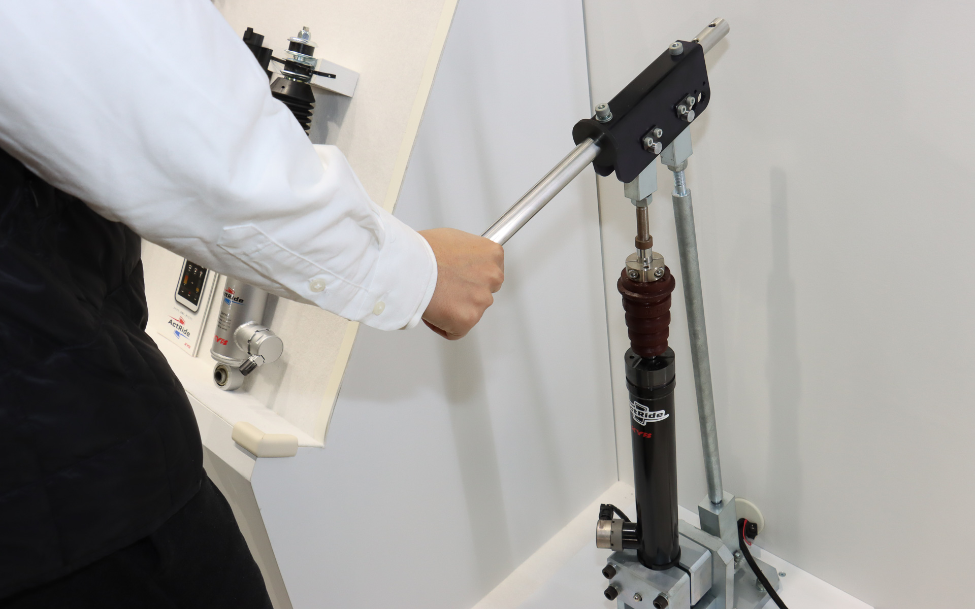 ActRideの効果を紹介するデモ機。ActRide Appを操作して減衰力を変更し、レバーを上下させると手応えが変化することを体感できる