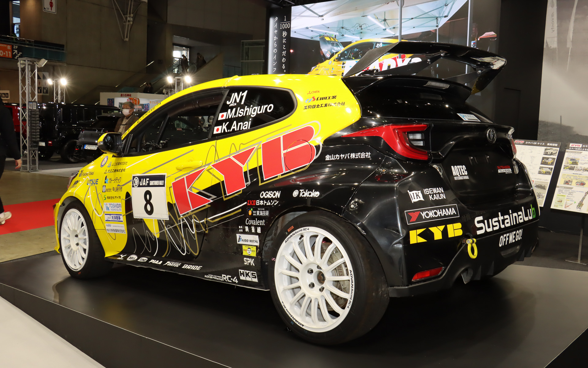 カヤバ GR ヤリスのリアビューとインテリア