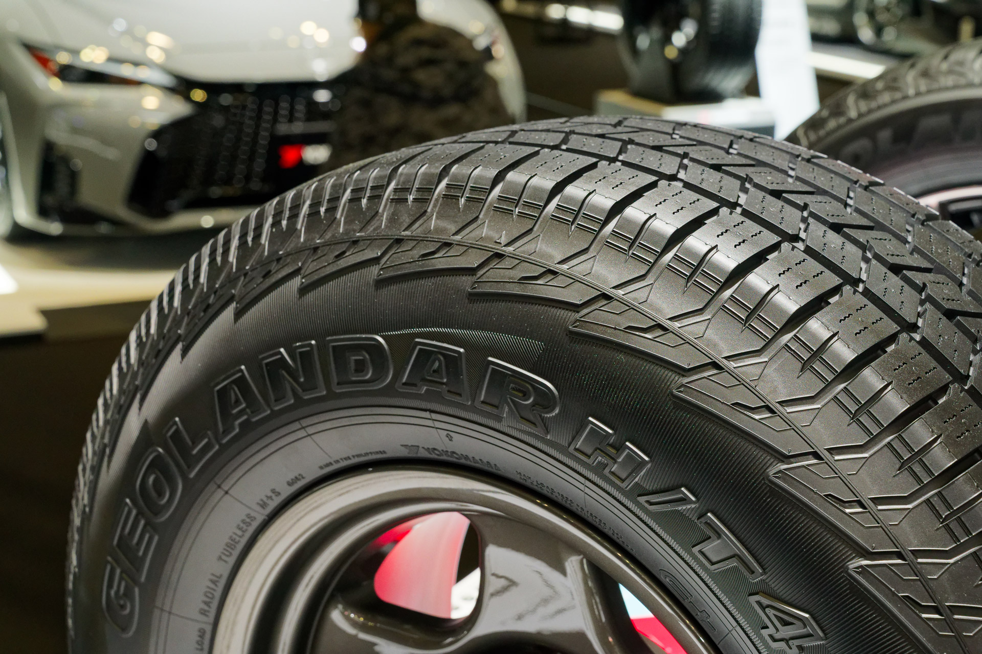 ショルダーからサイドウォールにかけて立体的な装飾が施されている