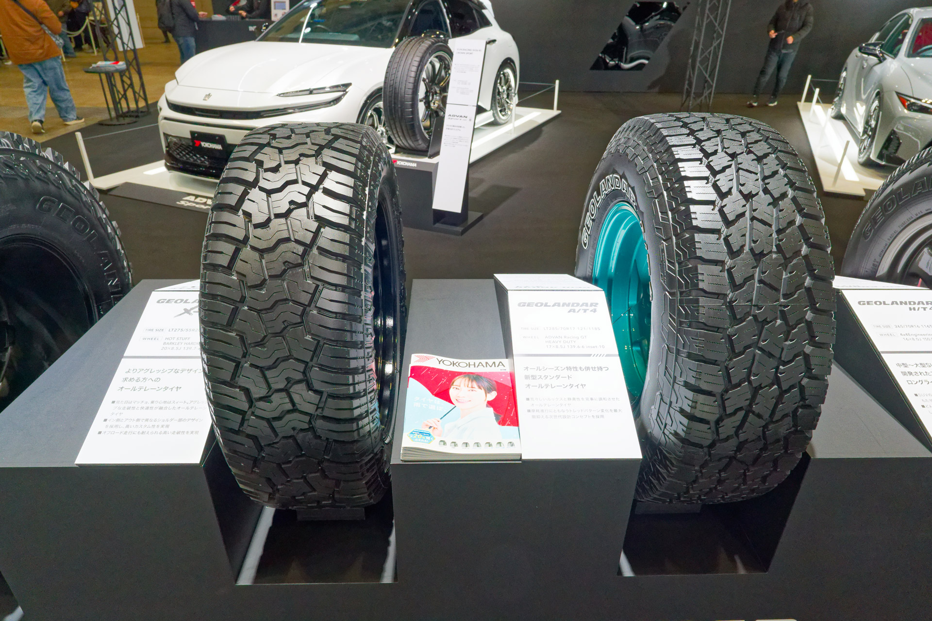 オールテレーンタイヤのGEOLANDAR X-AT（左）とA/T4（右）