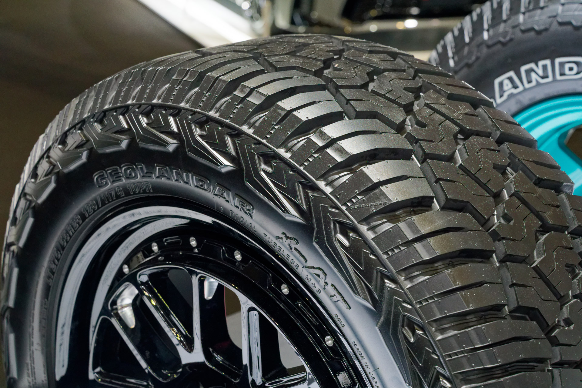 GEOLANDAR X-AT。こちらも左右でショルダー〜サイドウォールのデザインが異なる