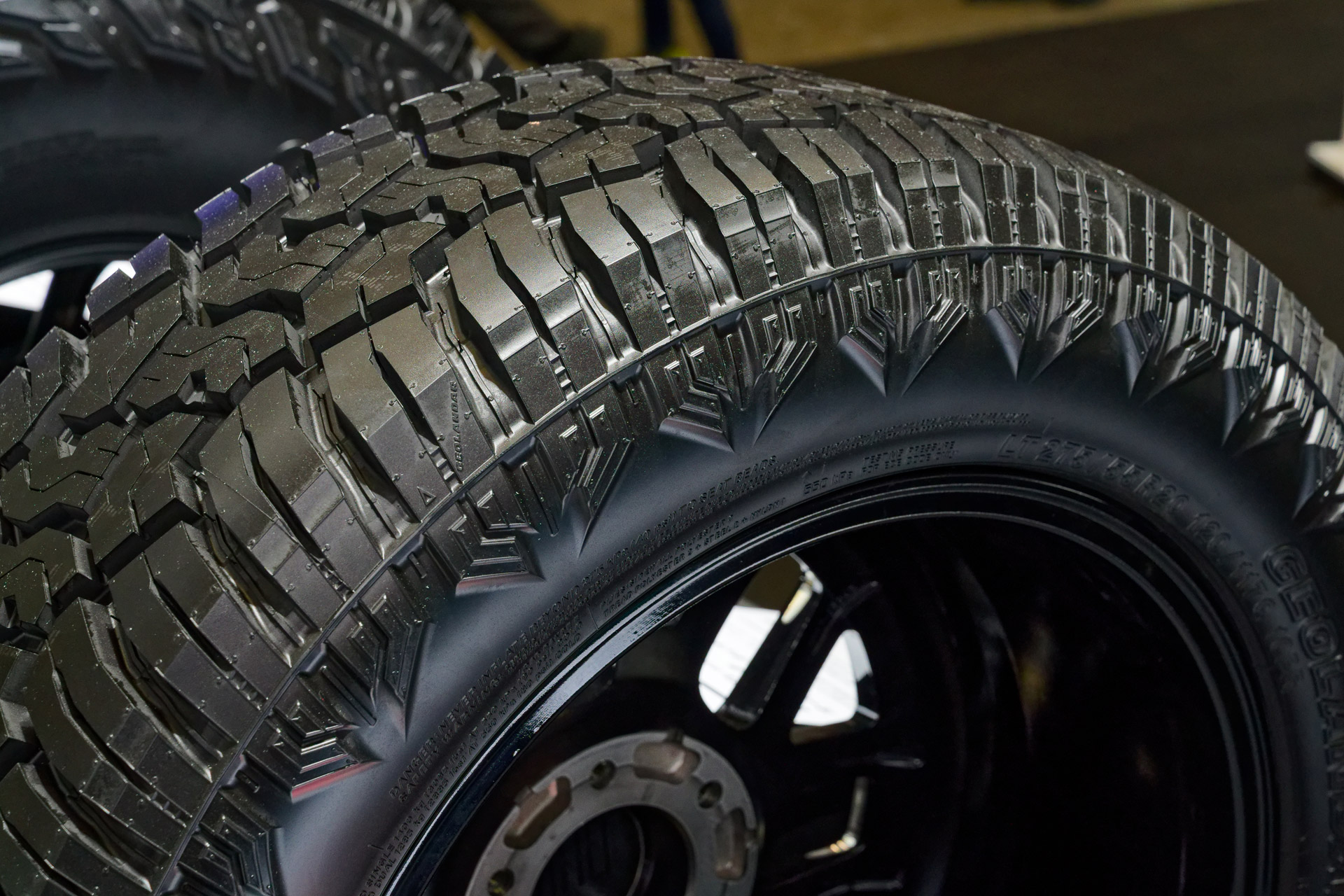 GEOLANDAR X-AT。こちらも左右でショルダー〜サイドウォールのデザインが異なる