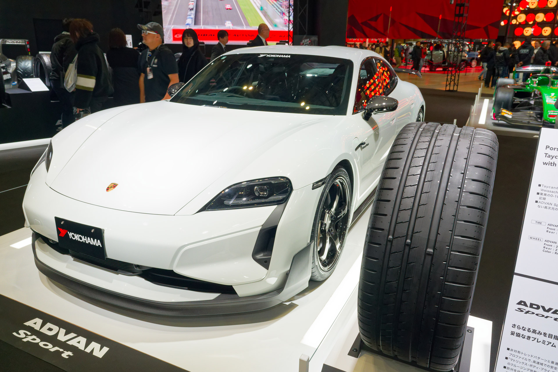 ADVAN Sport V107を装着したポルシェ タイカン Turbo GT