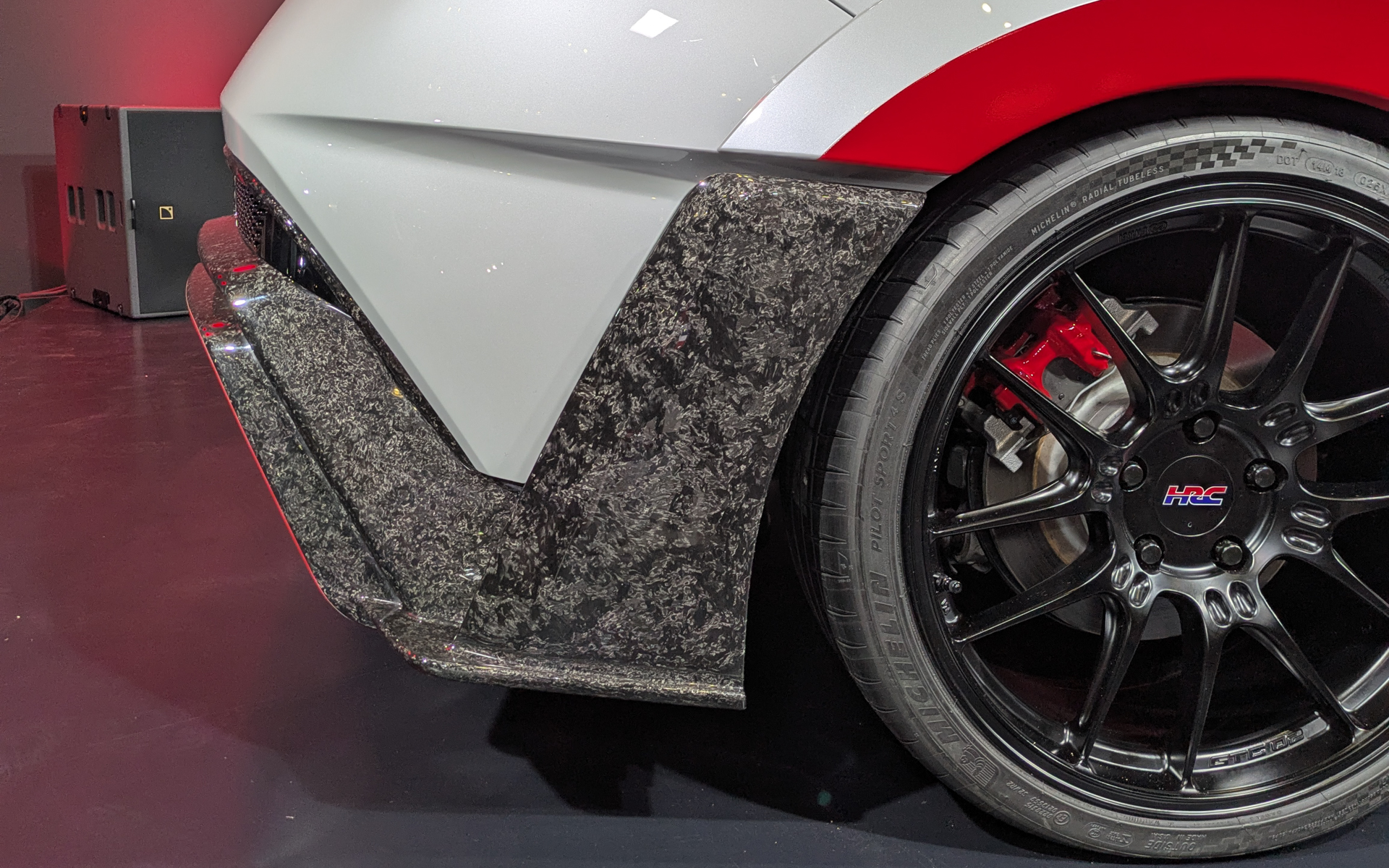 リアフェンダーも途中からカーボン製のリアバンパーへとつながるデザイン。片側約20mm、全幅で約40mmワイドになっている