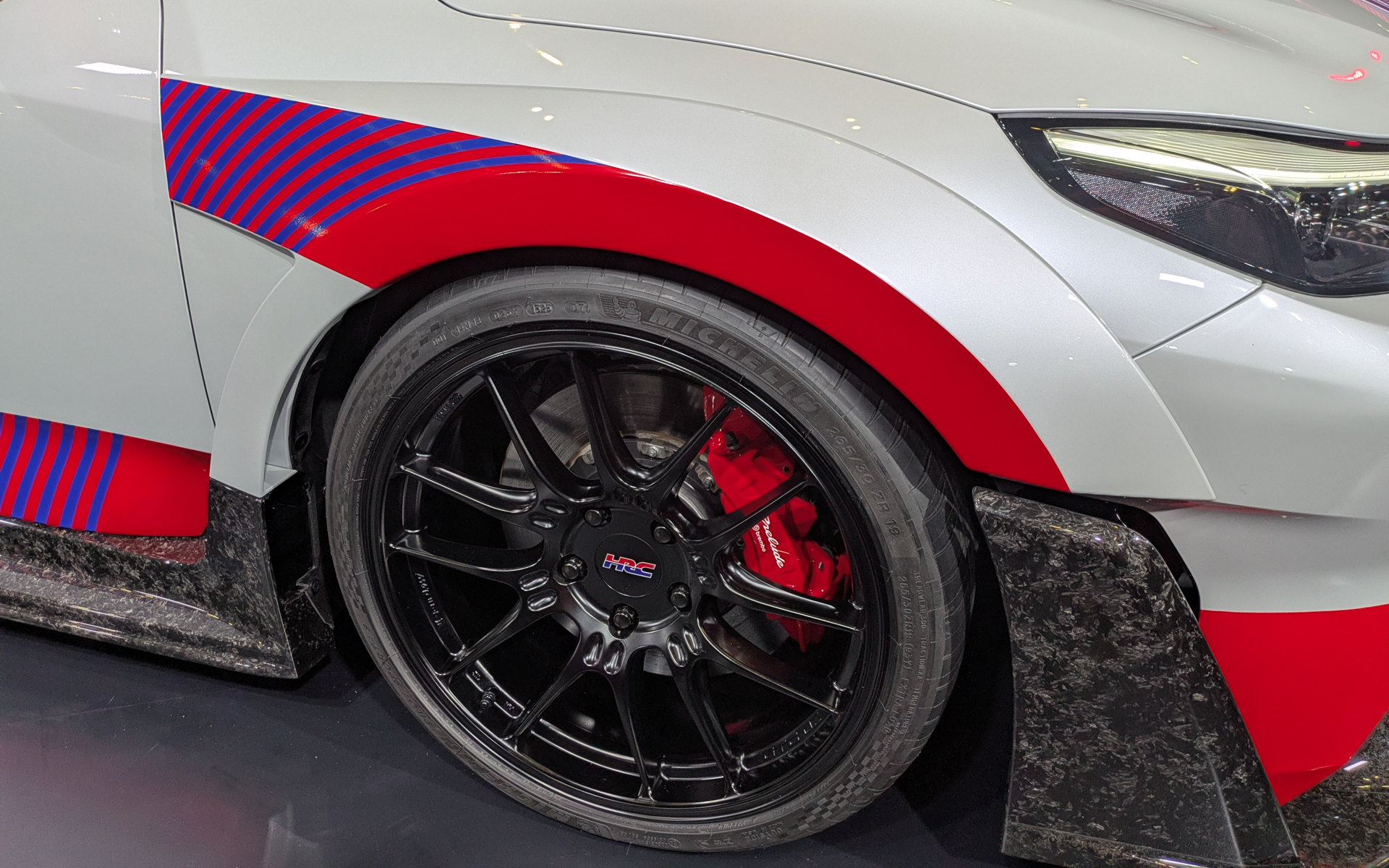 ワイドフェンダーに合わせて幅広のフロントスポイラーを開発。フェンダーはサイドステップへつながるデザインとなっている