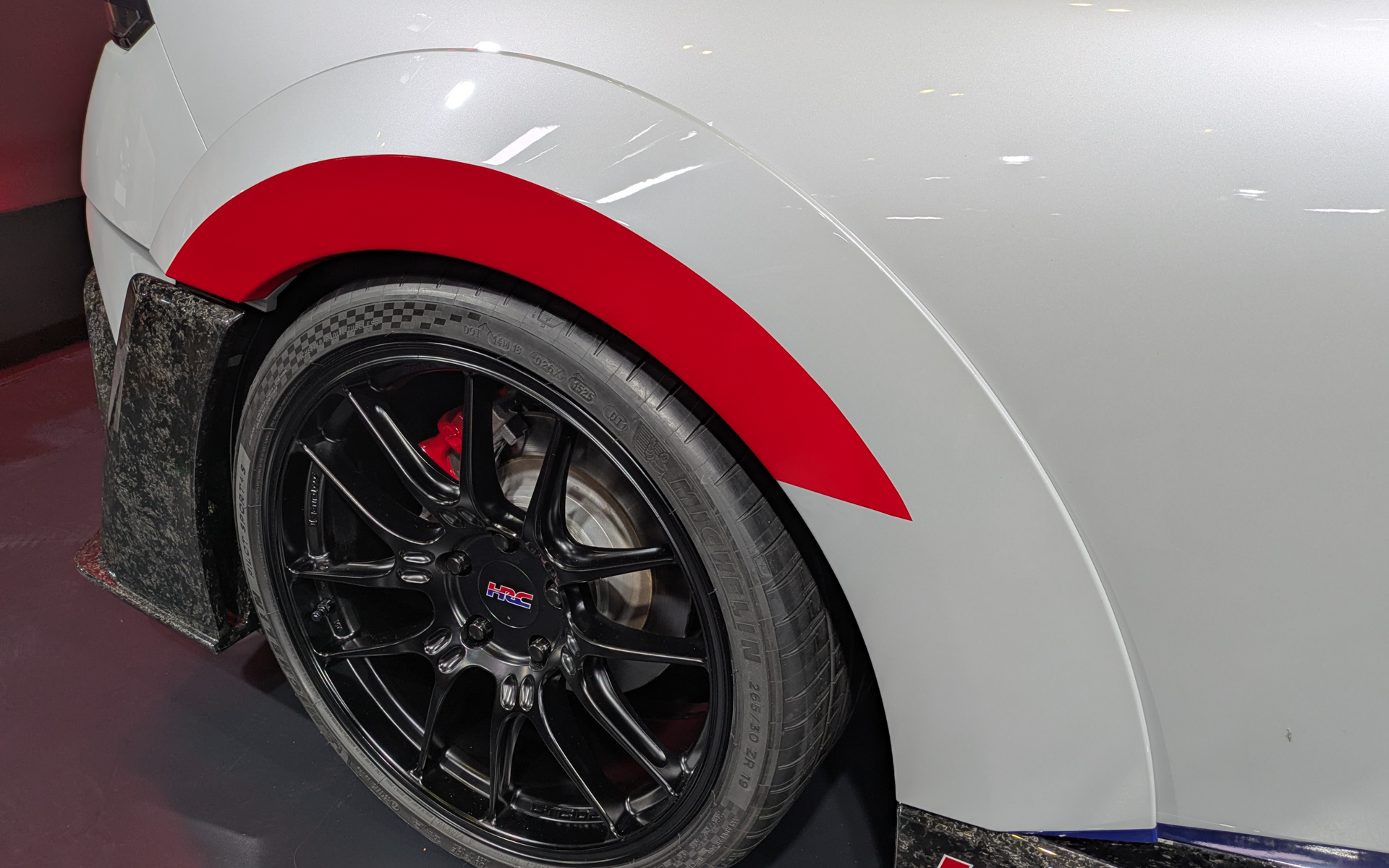 リアフェンダーも途中からカーボン製のリアバンパーへとつながるデザイン。片側約20mm、全幅で約40mmワイドになっている