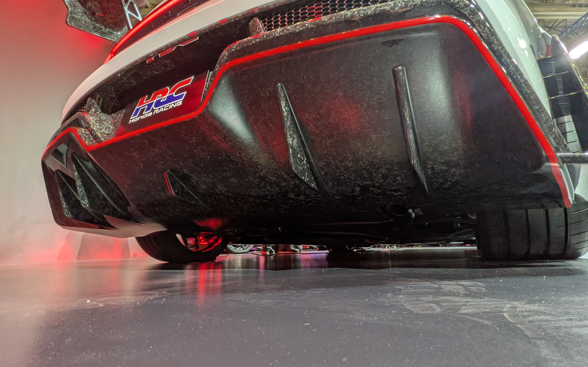 リアバンパーはディフューザー形状を採用。かなり奥までフラットになっていてマフラーの出口がかなり奥に見える