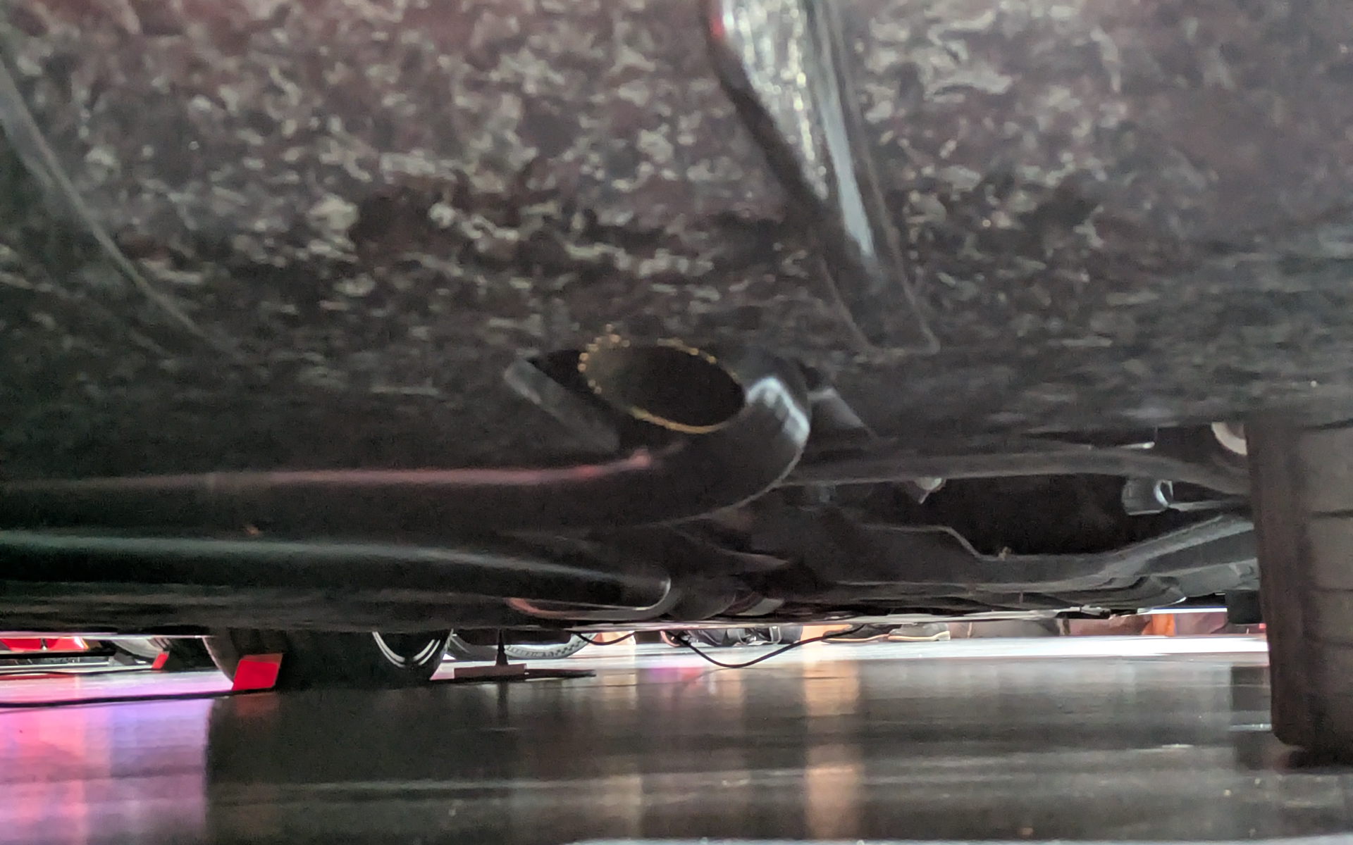 リアバンパーはディフューザー形状を採用。かなり奥までフラットになっていてマフラーの出口がかなり奥に見える