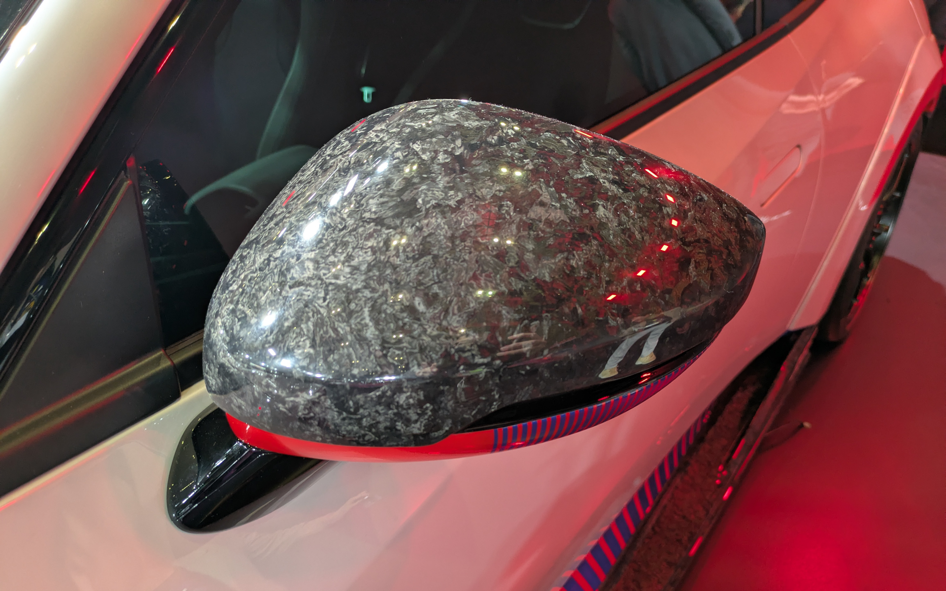 サイドミラーカバーもフォージドカーボン製