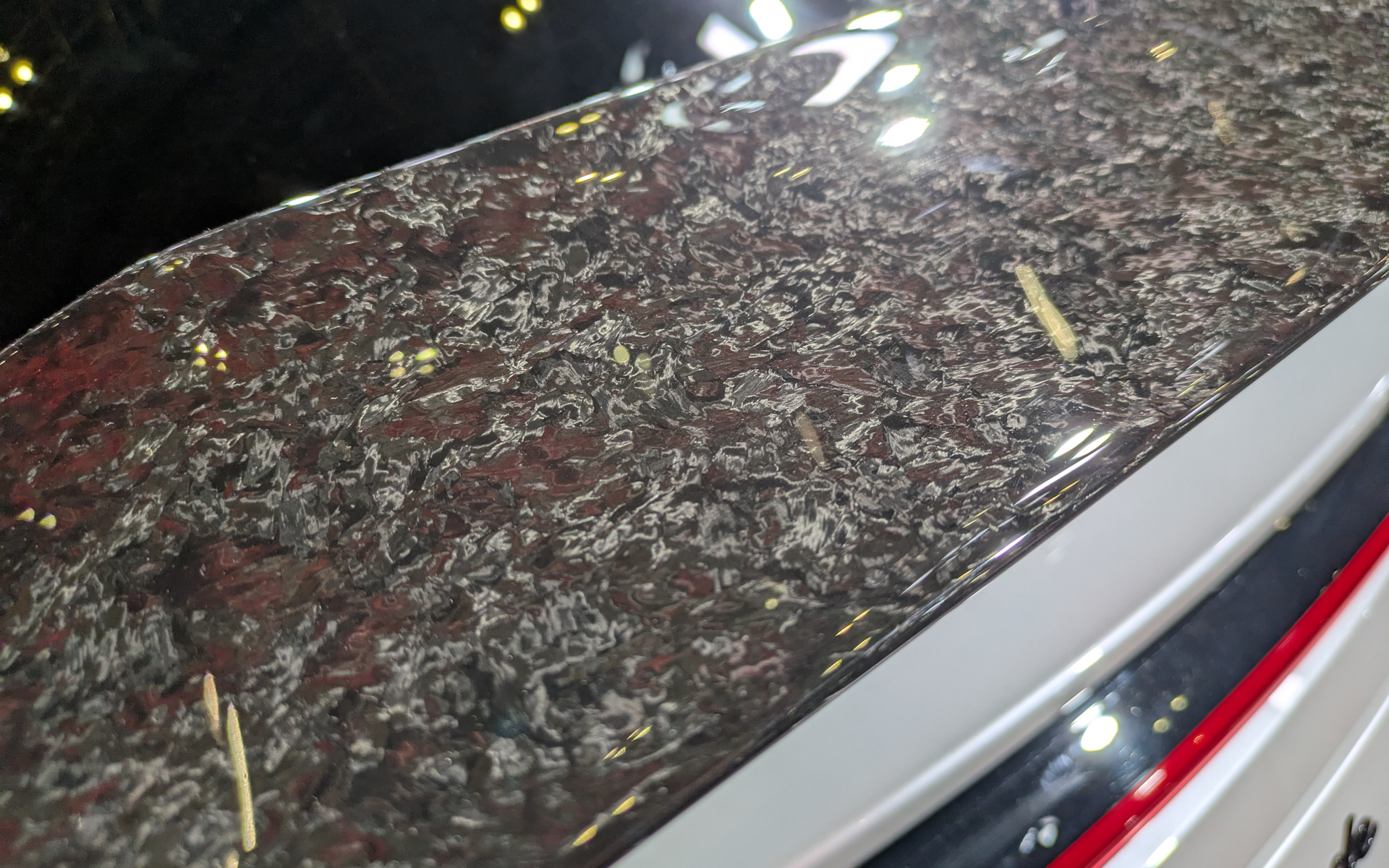 ワンオフのGTウイングもマーブルのような紋様が特徴のフォージドカーボン製