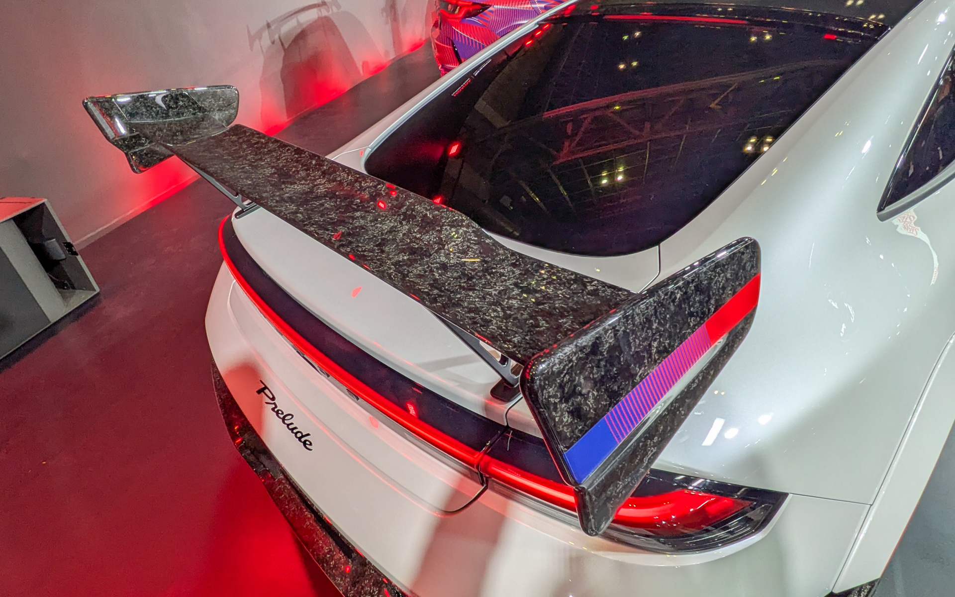 ワンオフのGTウイングもマーブルのような紋様が特徴のフォージドカーボン製