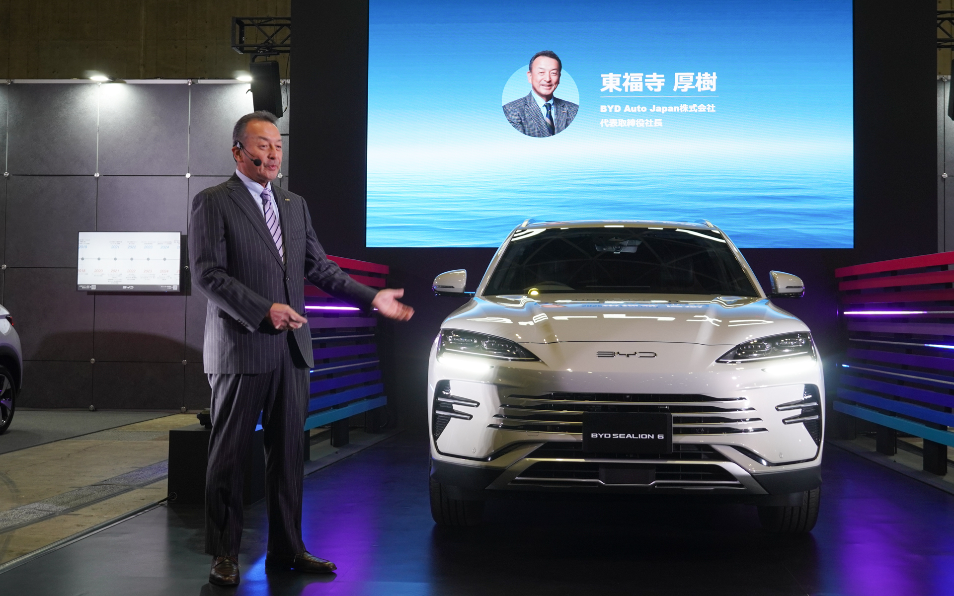 シーライオン 6の前で説明する東福寺社長