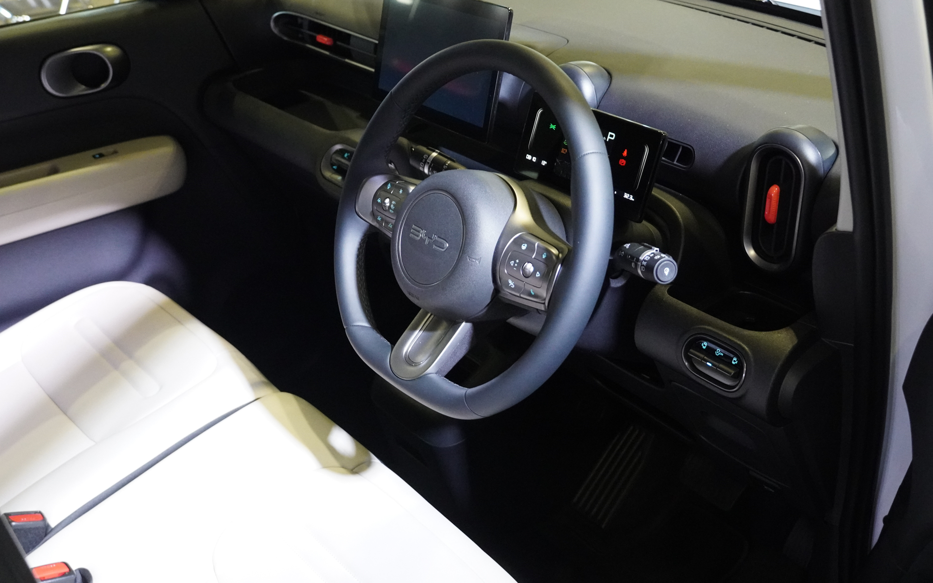 軽EVのRACCOの内装