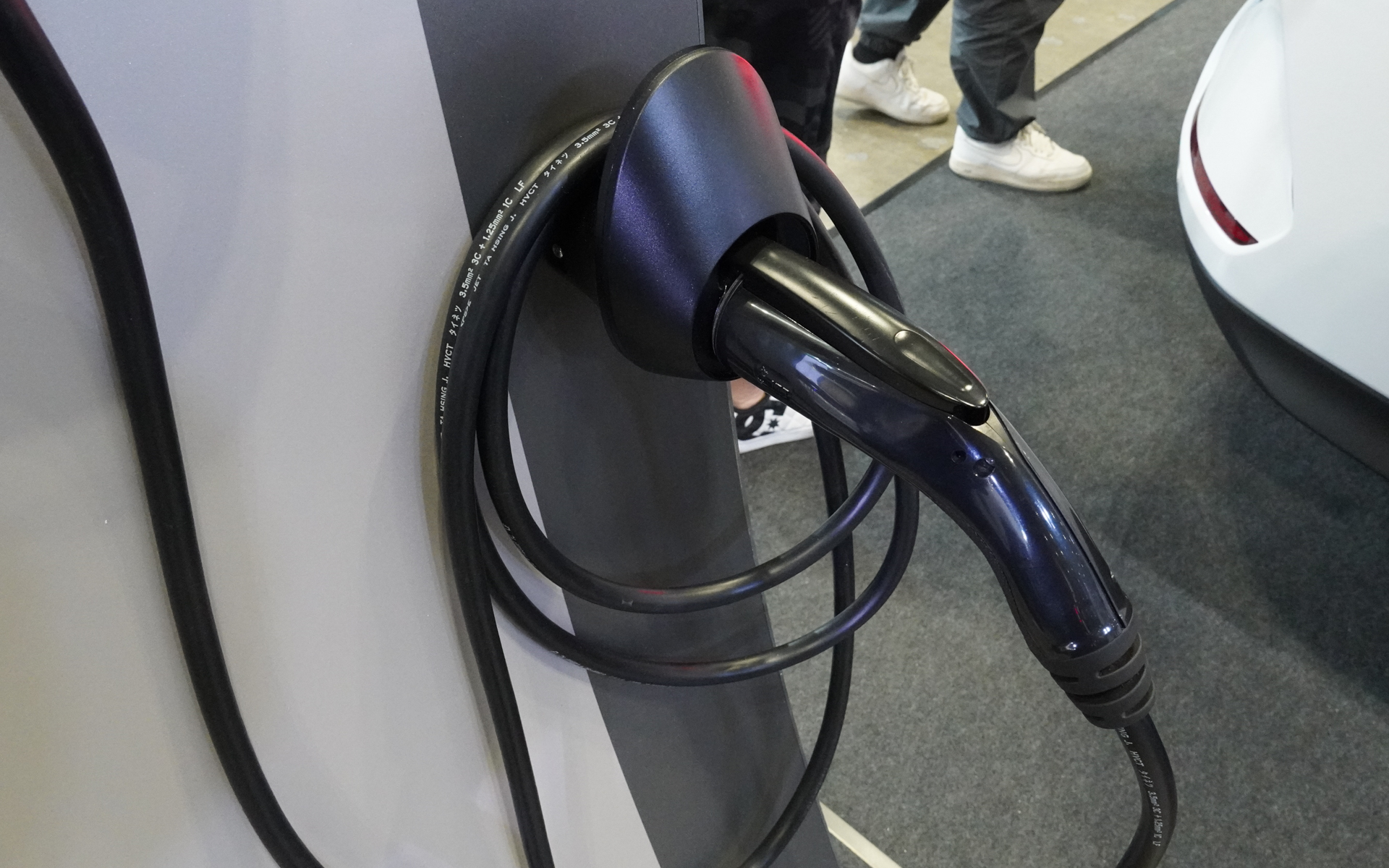 BYD純正の普通充電機も展示している