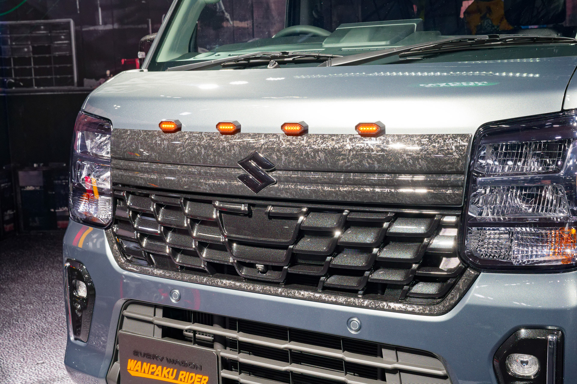 イカツい顔の「エブリイワゴン」が東京オートサロンに登場