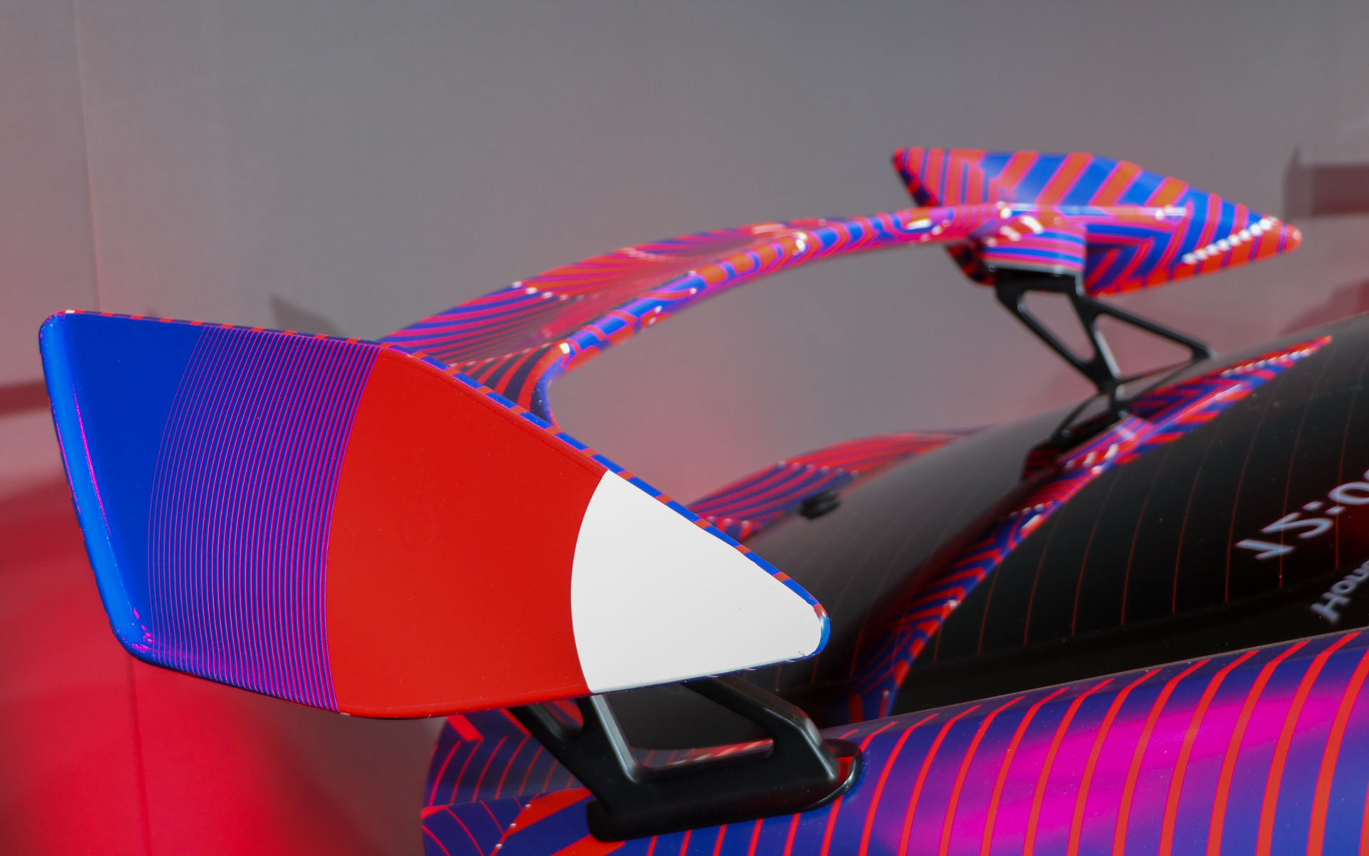 リアウイングは翼端板が大型化されていた