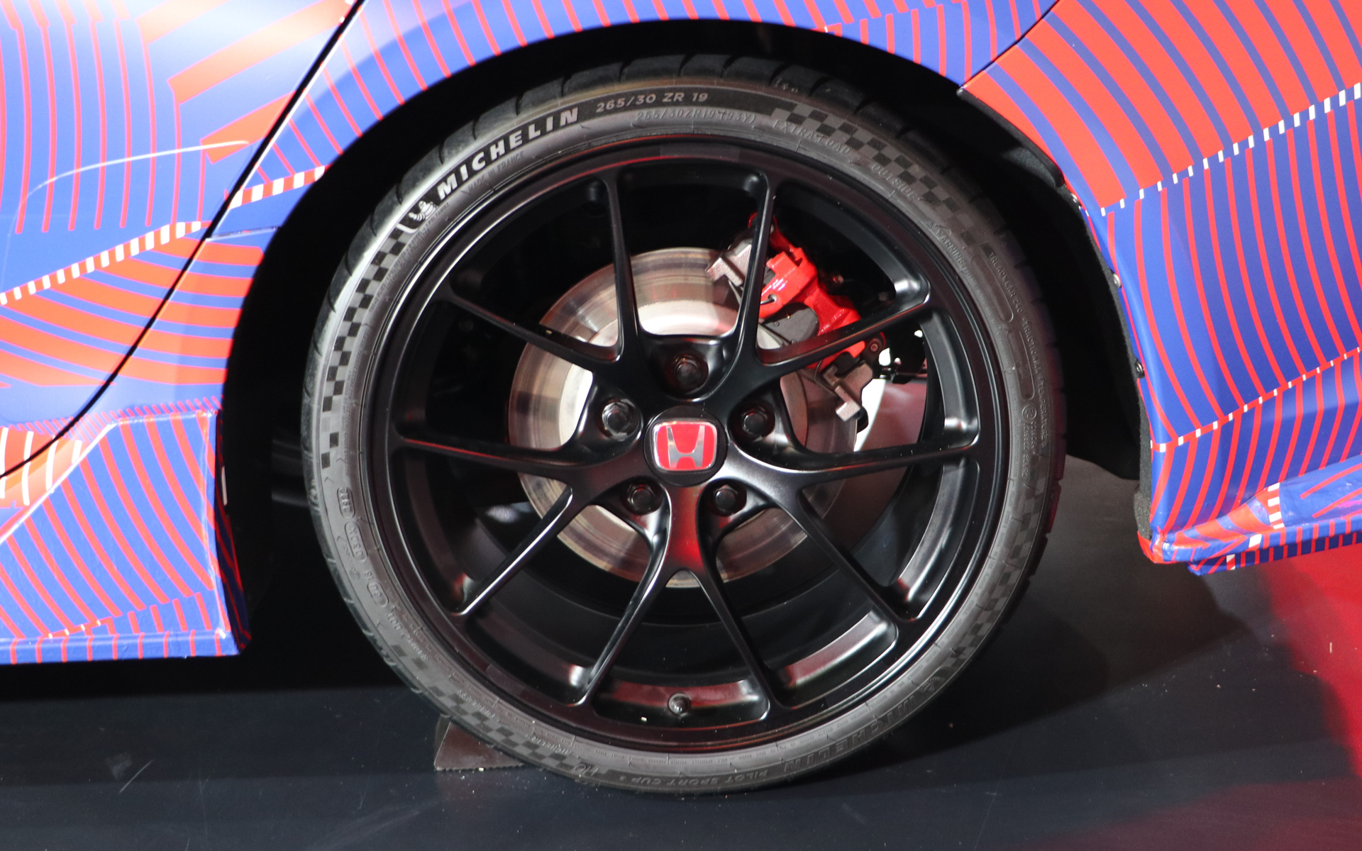 ホイールは純正のままでタイヤはミシュランの「パイロットスポーツ カップ2」を装着。サイズは前後とも265/30ZR19