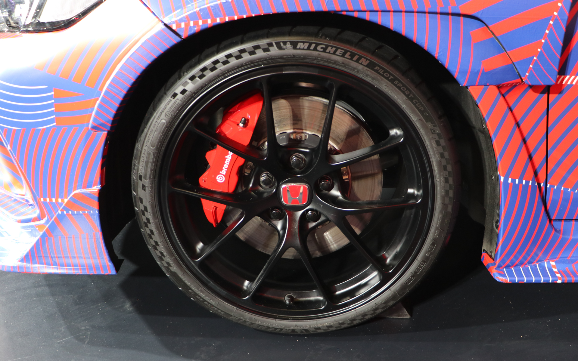 ホイールは純正のままでタイヤはミシュランの「パイロットスポーツ カップ2」を装着。サイズは前後とも265/30ZR19