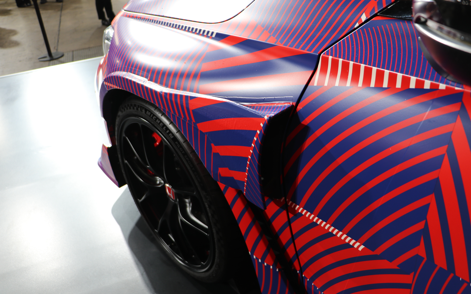 複雑な形状のフロントフェンダー。ダウンフォースを発生させつつ、タイヤハウス内の空気も抜ける形状のようだ