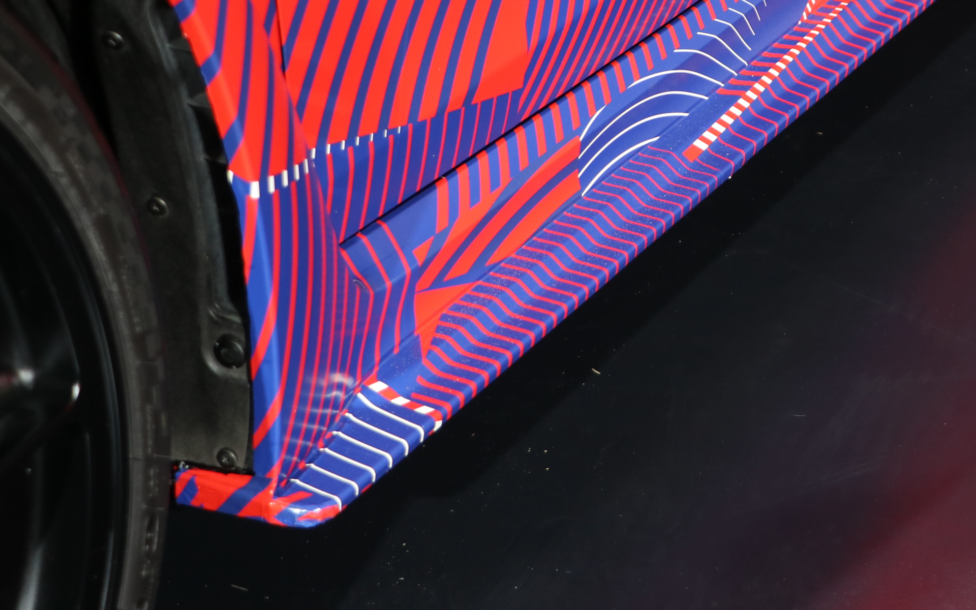 サイドステップはシンプルなデザインだが、フィン形状を取り入れることでボディサイドの気流をスムーズに後方へ導く形状となっていた