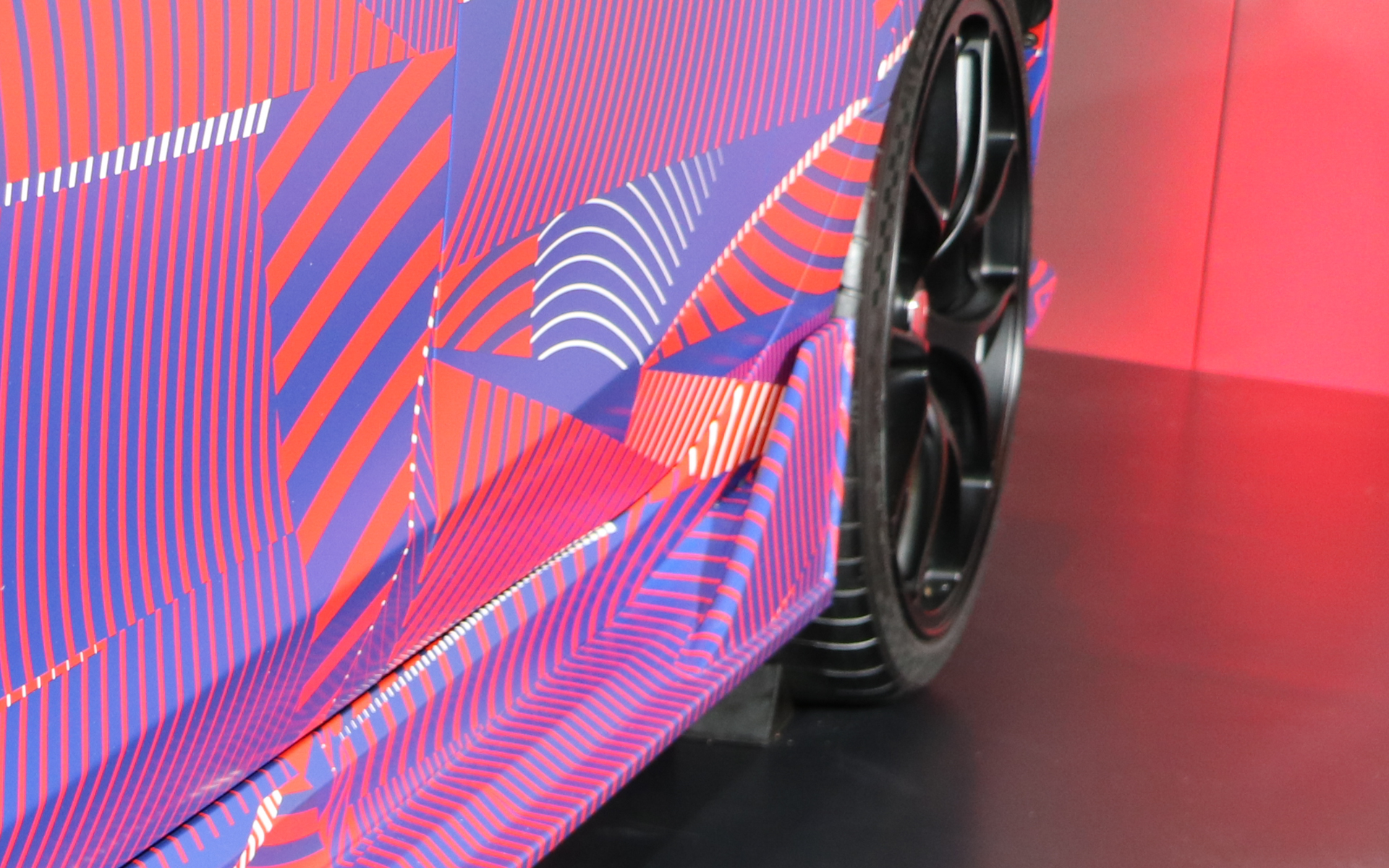 サイドステップはシンプルなデザインだが、フィン形状を取り入れることでボディサイドの気流をスムーズに後方へ導く形状となっていた