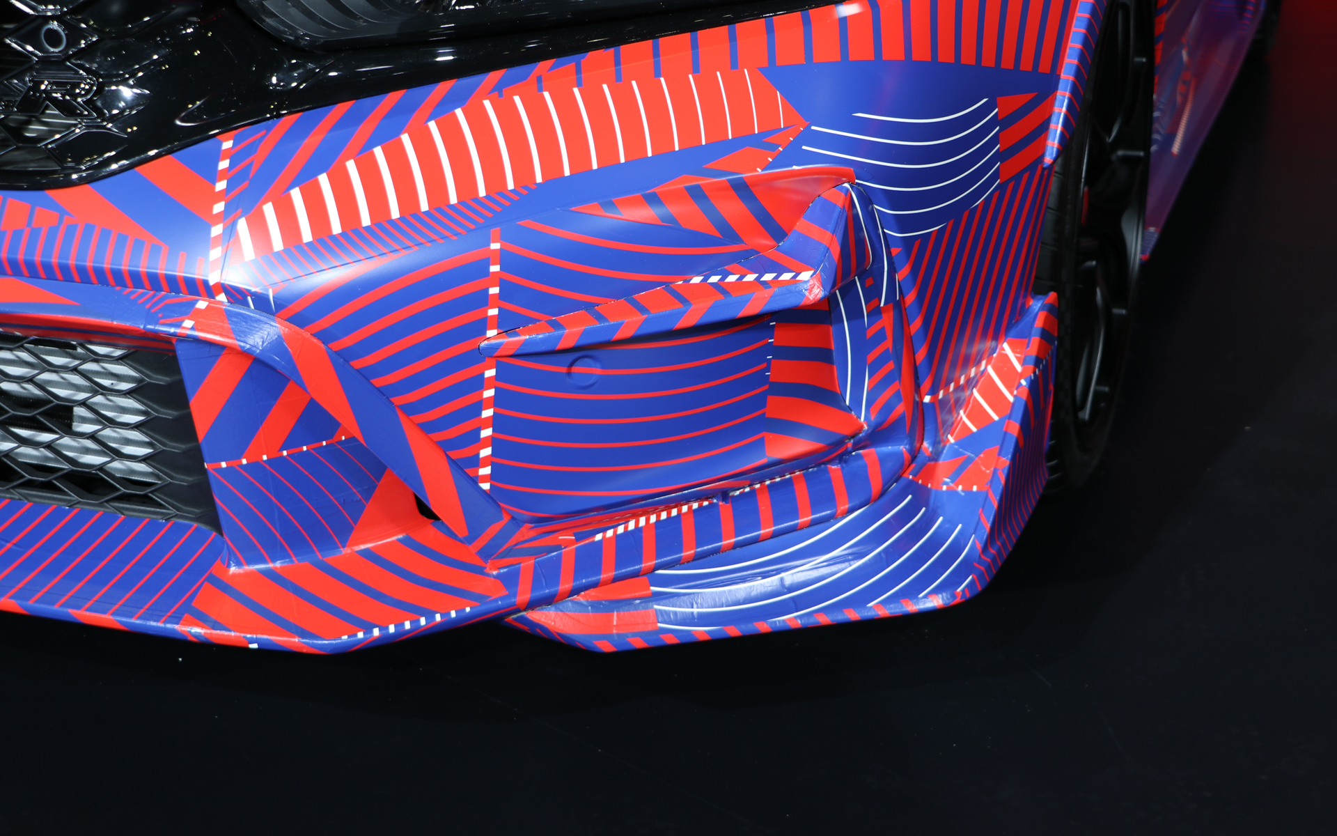 フロントバンパーの両端にはスポイラーやカナード形状の突起も確認できる