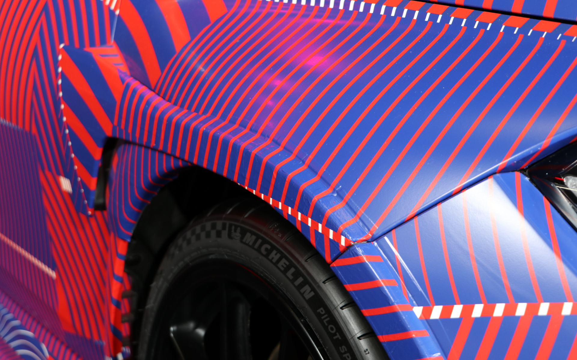 複雑な形状のフロントフェンダー。ダウンフォースを発生させつつ、タイヤハウス内の空気も抜ける形状のようだ