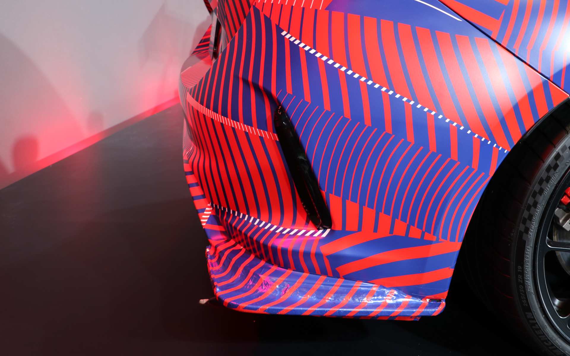 リアバンパーの両端にも造形物の追加を確認できる