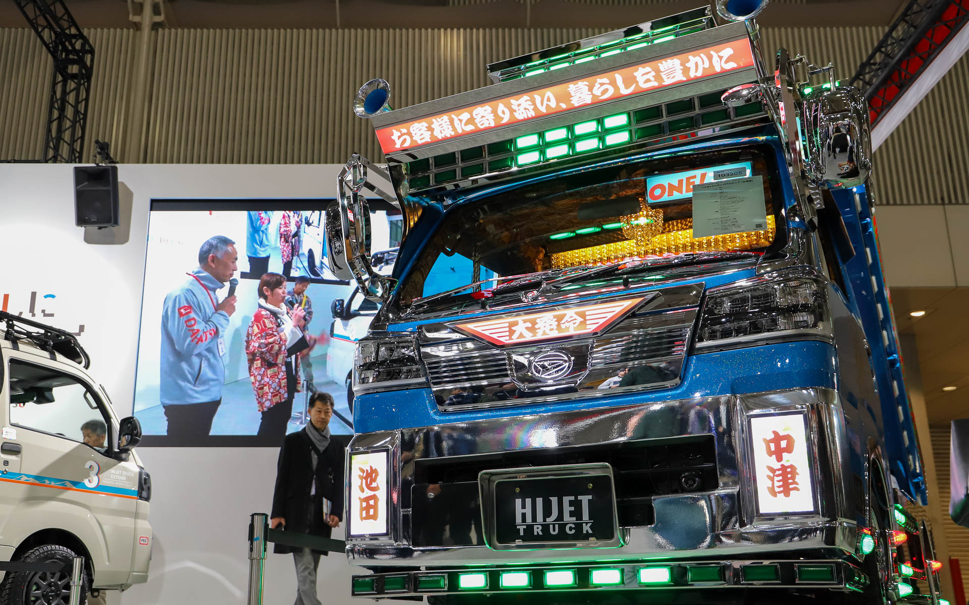 キラキラ光るハイゼット トラックが展示されているダイハツブース