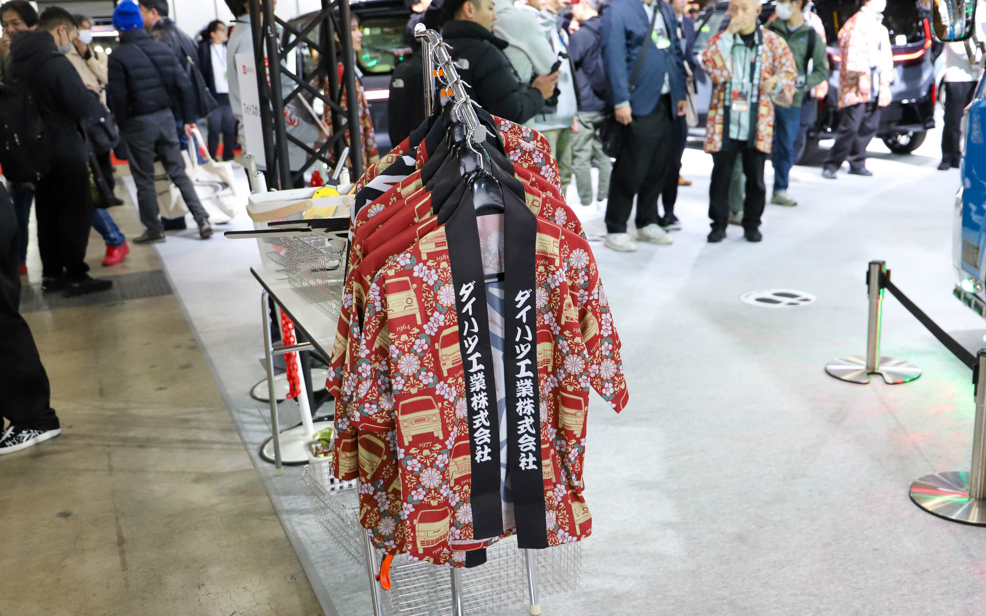 内装に用いられている金華山生地と同じデザインのハッピを着て記念撮影ができる