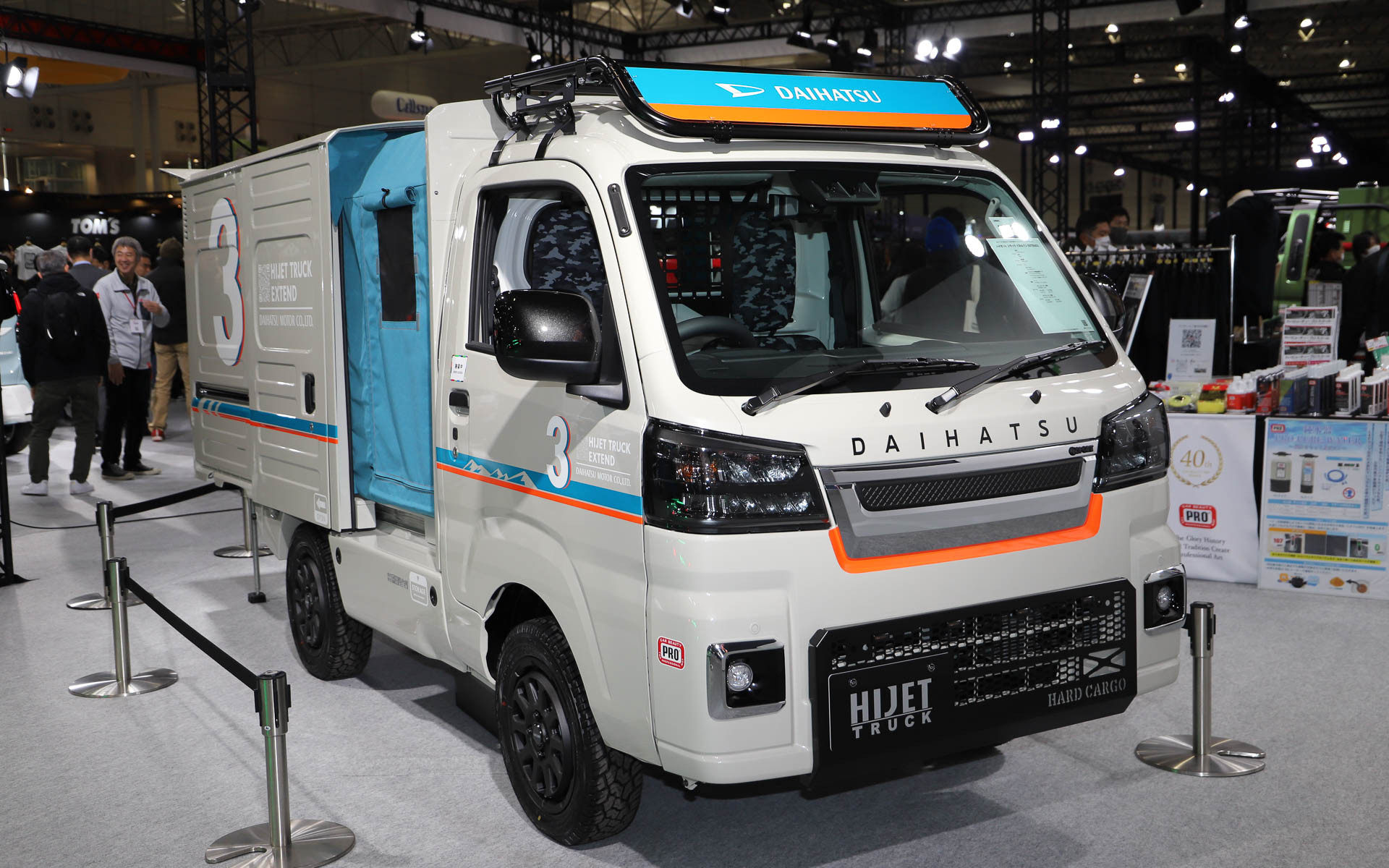 荷室をスライドして拡張できる「ハイゼット トラック パネルバン EXTEND3」。アウトドアや休憩など、さまざまなシーンで活用できるようになっている