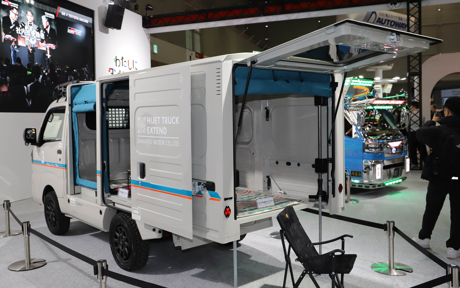 荷室をスライドして拡張できる「ハイゼット トラック パネルバン EXTEND3」。アウトドアや休憩など、さまざまなシーンで活用できるようになっている