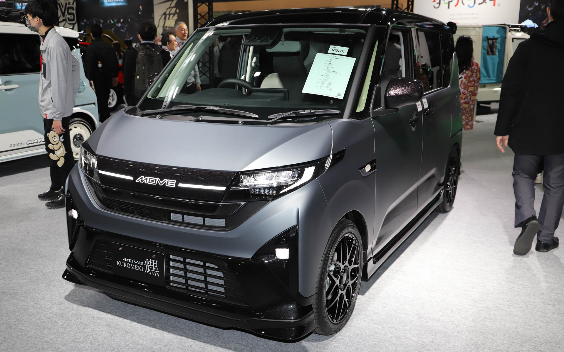 ダークトーンでシックな印象の「ムーヴ クロメキ」。光るフロントグリルとリアガーニッシュが特徴的