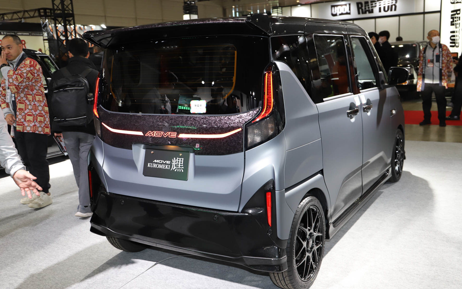 ダークトーンでシックな印象の「ムーヴ クロメキ」。光るフロントグリルとリアガーニッシュが特徴的