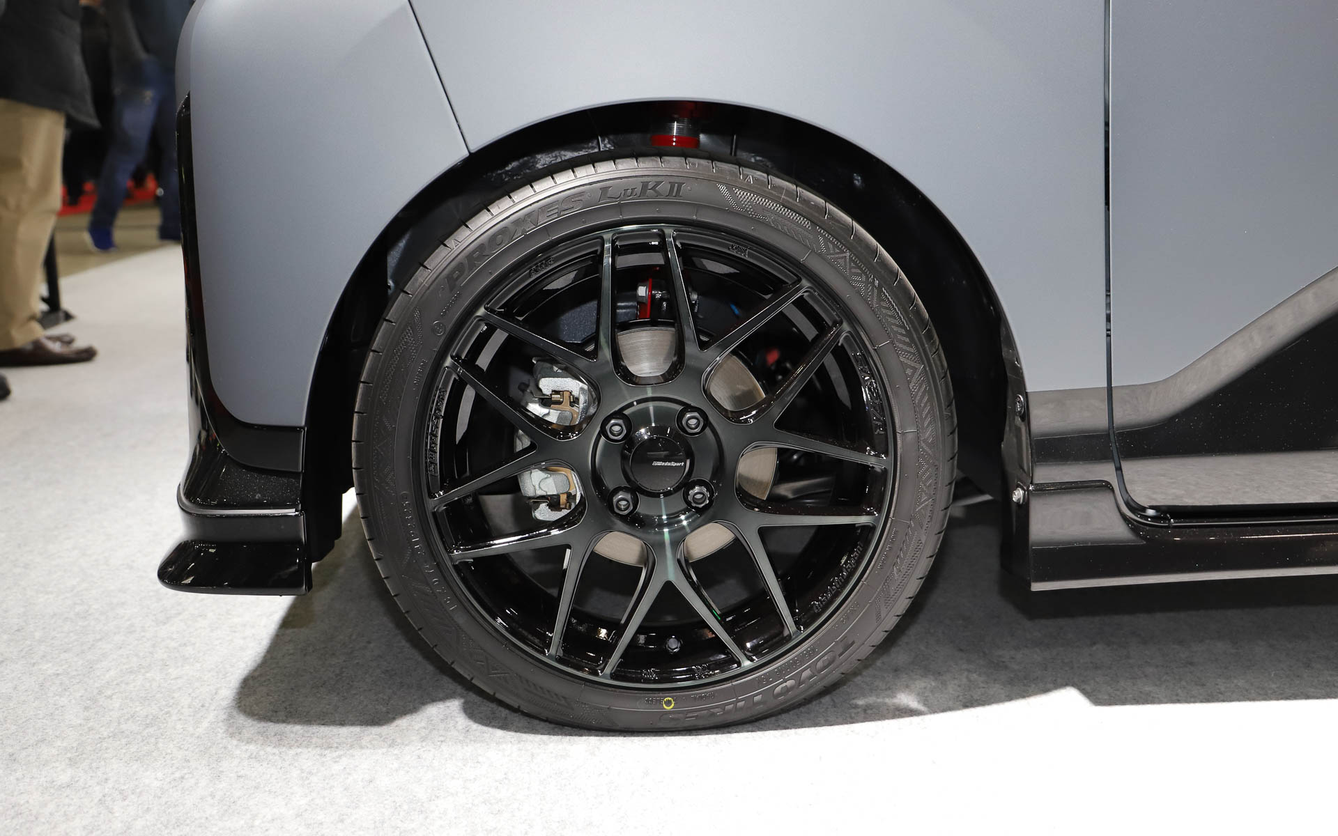 シートカバーなどにベロア調の生地を用いているほか、オプションのピアノブラックパネルも各所に装着している