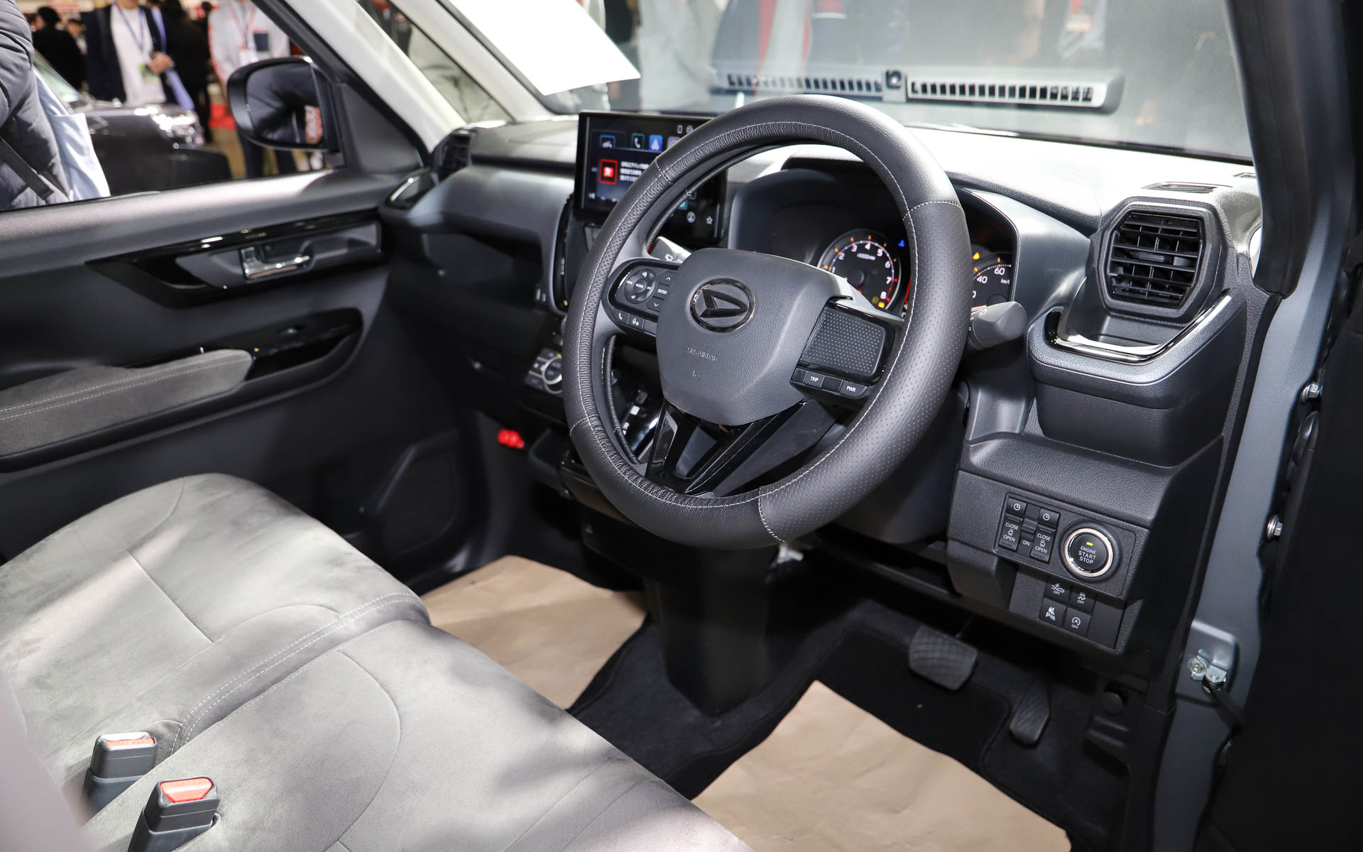 シートカバーなどにベロア調の生地を用いているほか、オプションのピアノブラックパネルも各所に装着している